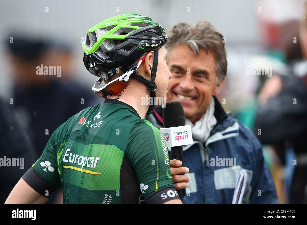 Cyril Gautier von Frankreich Reiten für Team Europcar ist abgebildet, wie er mit France TV während der Tour of France spricht, UCI World Tour 2014, Etappe 19, Maubourguet Pays du Val d'Adour - Bergerac (208,5 km), am 25. Juli 2014 - Foto Manuel Blondau / AOP Press / DPPI Stockfoto