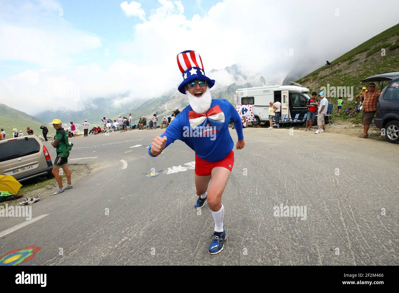 Brian kam aus Fairfax Virginia USA, er besucht die Tour de France zum ersten Mal, er verfolgt das Rennen in zwei Etappen und nachdem er nach Österreich geht, um während eines Triatlhons zu konkurrieren, Er ist im Col du Tourmalet abgebildet, als er während der Tour of France, UCI World Tour 2014, Etappe 18, Pau - Hautacam (145,5 km), am 24. Juli 2014 auf die Fahrer wartet - Foto Manuel Blondau / AOP Press / DPPI Stockfoto