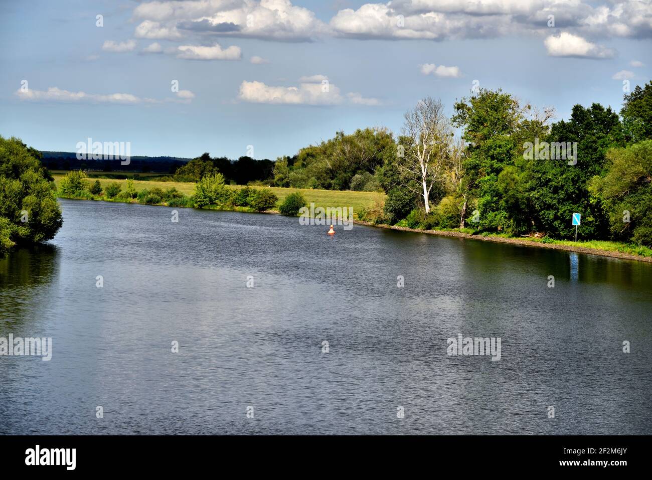 Blick von einer Brücke am Fluss, dessen Name oder ist und fließt in einer wilden Landschaft mit Bäumen und Sträuchern, Crieven, Uckermark, Deutschland, Europa Stockfoto