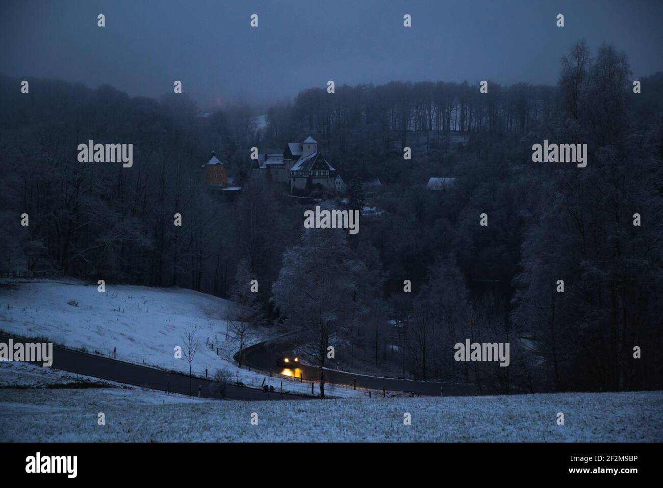 Deutschland, Sachsen, Erzgebirge, Landstraße im Winter Stockfoto
