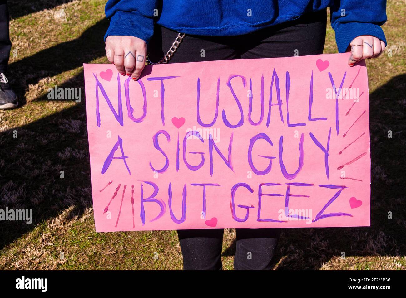 1-18-2020 Tulsa USA Beschnittene Person mit tätowierten Händen hält rosa melden Sie sich bei der politischen Kundgebung - nicht in der Regel ein Zeichen Kerl Aber GEEZ Stockfoto