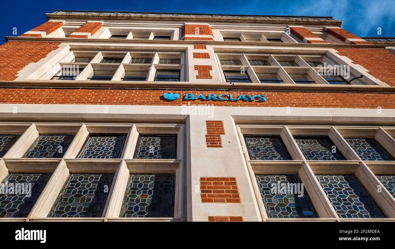 Barclays Bank Branch Saffron Walden - die große und bemerkenswerte Barclays-Filiale in Saffron Walden Essex UK. Erbaut 1874, Architekt William Eden Nesfield. Stockfoto