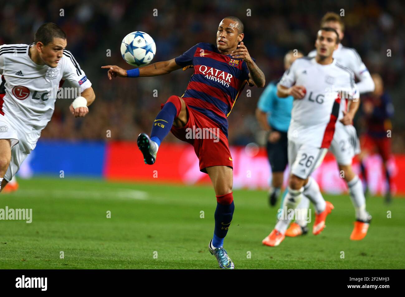 Neymar vom FC Barcelona kontrolliert den Ball unter dem Druck von Kyriakos Papadopoulos von Bayer Leverkusen während des UEFA Champions League Gruppe E Fußballspiels zwischen FC Barcelona und Bayer Leverkusen am 29. September 2015 im Camp Nou Stadion in Barcelona, Spanien.Foto: Manuel Blondau/AOP Press/DPPI Stockfoto