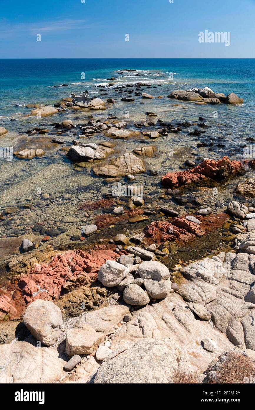 Die felsige Küste von Punta Niedda, in der Nähe von Arbatax (Sardinien, Italien) Stockfoto