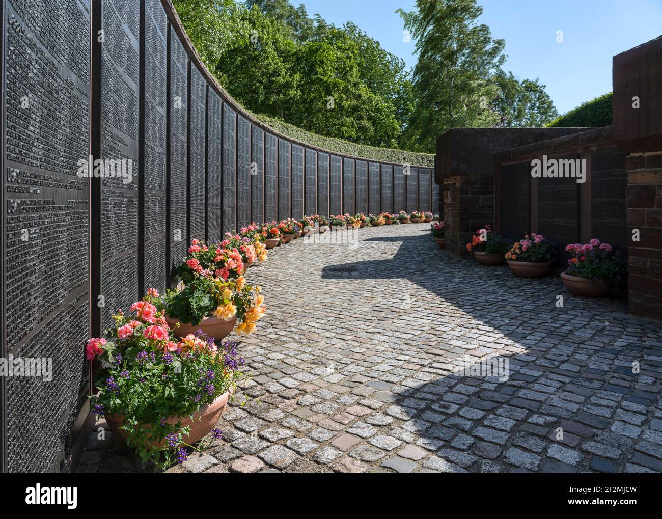 Das U-Boot-Denkmal Möltenort in Heikendorf bei Kiel ist ein Denkmal des Volksbunds Deutsche Kriegsgräberfürsorge für die im Ersten und Zweiten Weltkrieg verstorbenen Soldaten der deutschen U-Boot-Einheiten sowie für alle Opfer des U-Boot-Krieges. Außerdem erinnert man sich an den im Dienst verstorbenen U-Boot-Fahrer der Bundeswehr. Das Denkmal ist ein Wahrzeichen von Heikendorf. Stockfoto