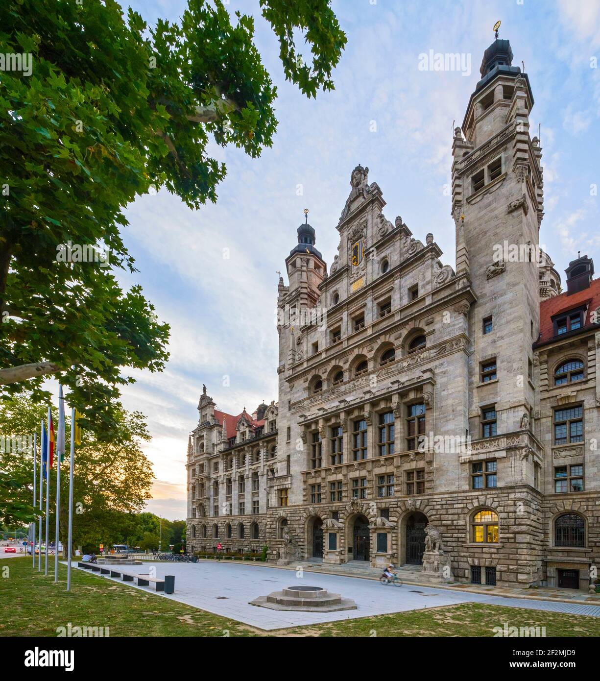Leipzig, das Neue Rathaus ist seit 1905 Sitz der Stadtverwaltung. Der 114,7 Meter hohe Rathausturm ist der höchste Rathausturm Deutschlands und eines der Wahrzeichen der Stadt. Es kann im Rahmen einer geführten Tour bestiegen werden. Stockfoto
