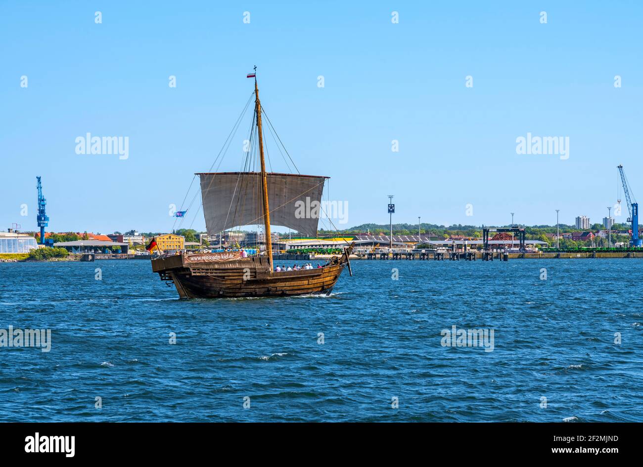 Die Kieler Hansekogge ist ein originalgetreuer Nachbau eines Zahnradwerks, das in der Wesermündung geborgen wurde. Das Original stammt aus dem Jahr 1380 und ist im Schifffahrtsmuseum Bremerhaven zu sehen. Die 23m lange Nachbildung, die Kieler Hansekogge, wird nun auf freiwilliger Basis aktiv betrieben. Stockfoto