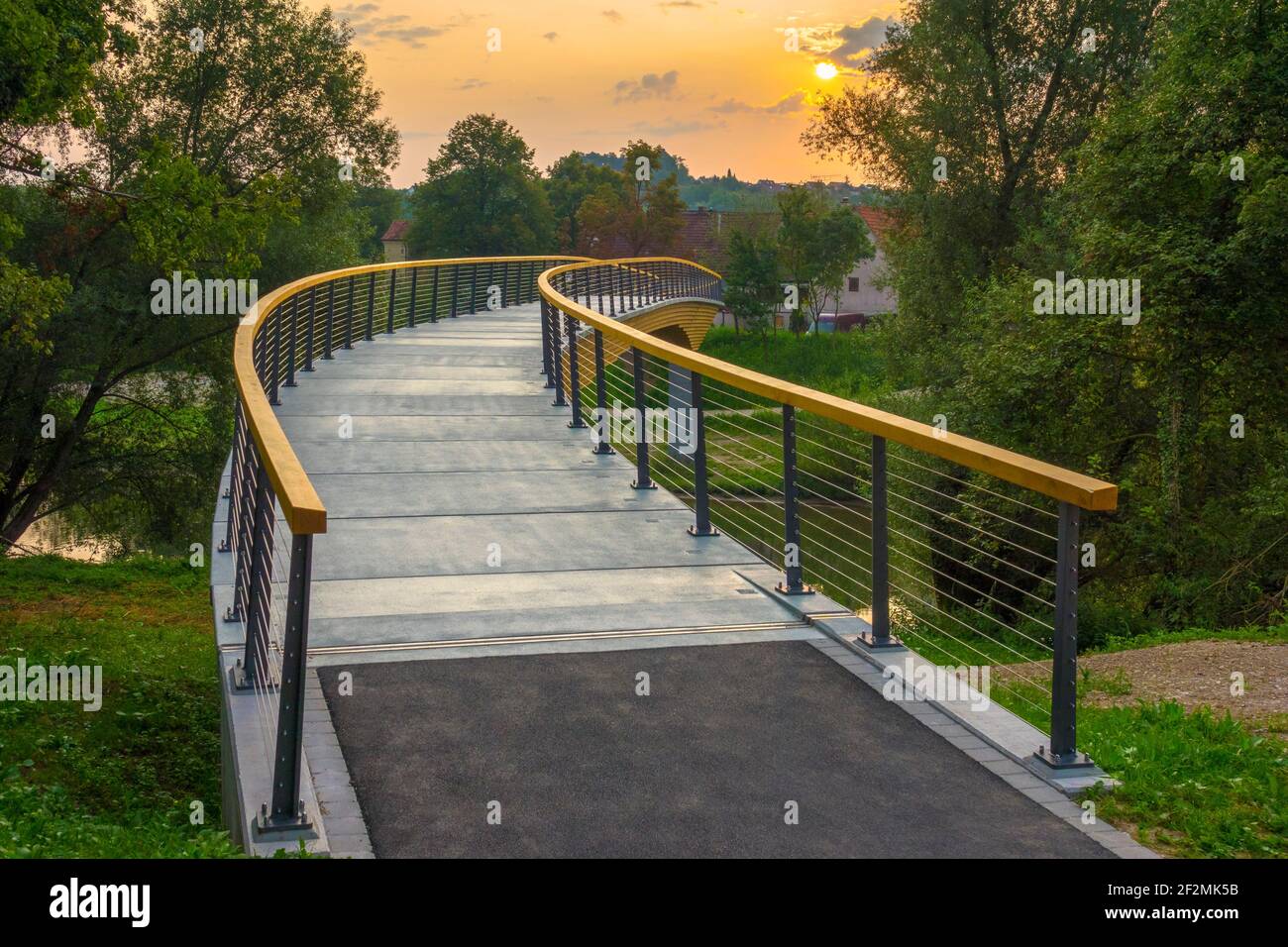 Deutschland, Baden-Württemberg, Neckartenzlingen, die im Juli 2017 eröffnete Fußgänger- und Radwegebrücke ist eine 3-Felder-Blockträgerbrücke aus Leimholz. Der Neckartal-Radweg überquert den Neckar auf der 96 m langen Brücke. Holzverbrauch ca. 230 m3, CO2 Rest ca. 230 Tonnen Stockfoto