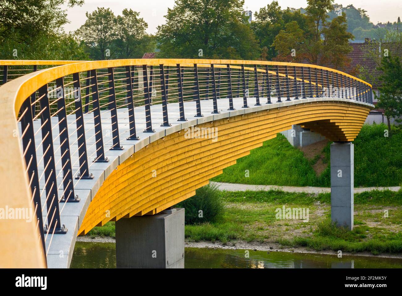 Deutschland, Baden-Württemberg, Neckartenzlingen, die im Juli 2017 eröffnete Fußgänger- und Radwegebrücke ist eine 3-Felder-Blockträgerbrücke aus Leimholz. Der Neckartal-Radweg überquert den Neckar auf der 96 m langen Brücke. Holzverbrauch ca. 230 m3, CO2 Rest ca. 230 Tonnen Stockfoto