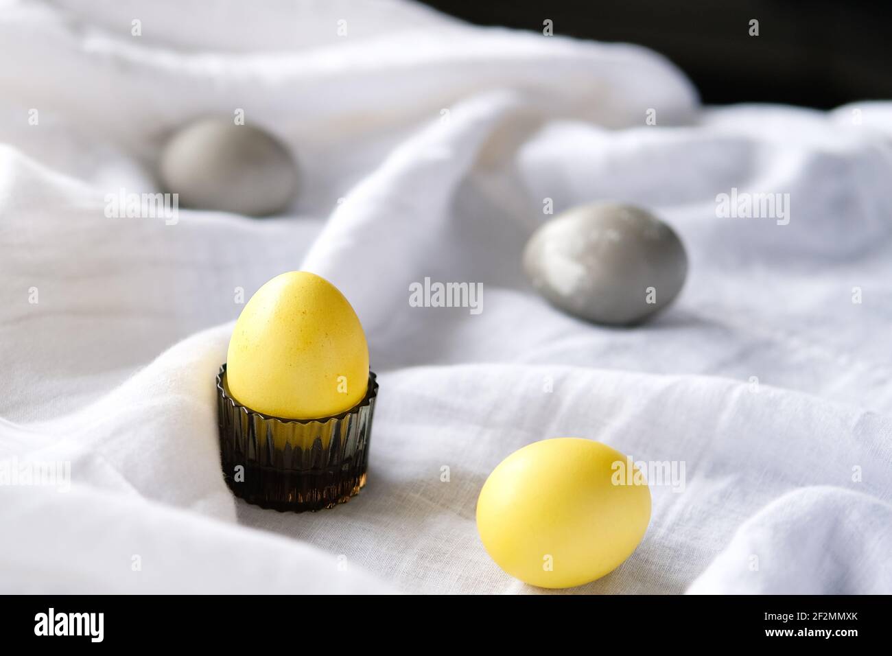Bio natürlich gefärbte gelbe und graue Ostereier. Stockfoto