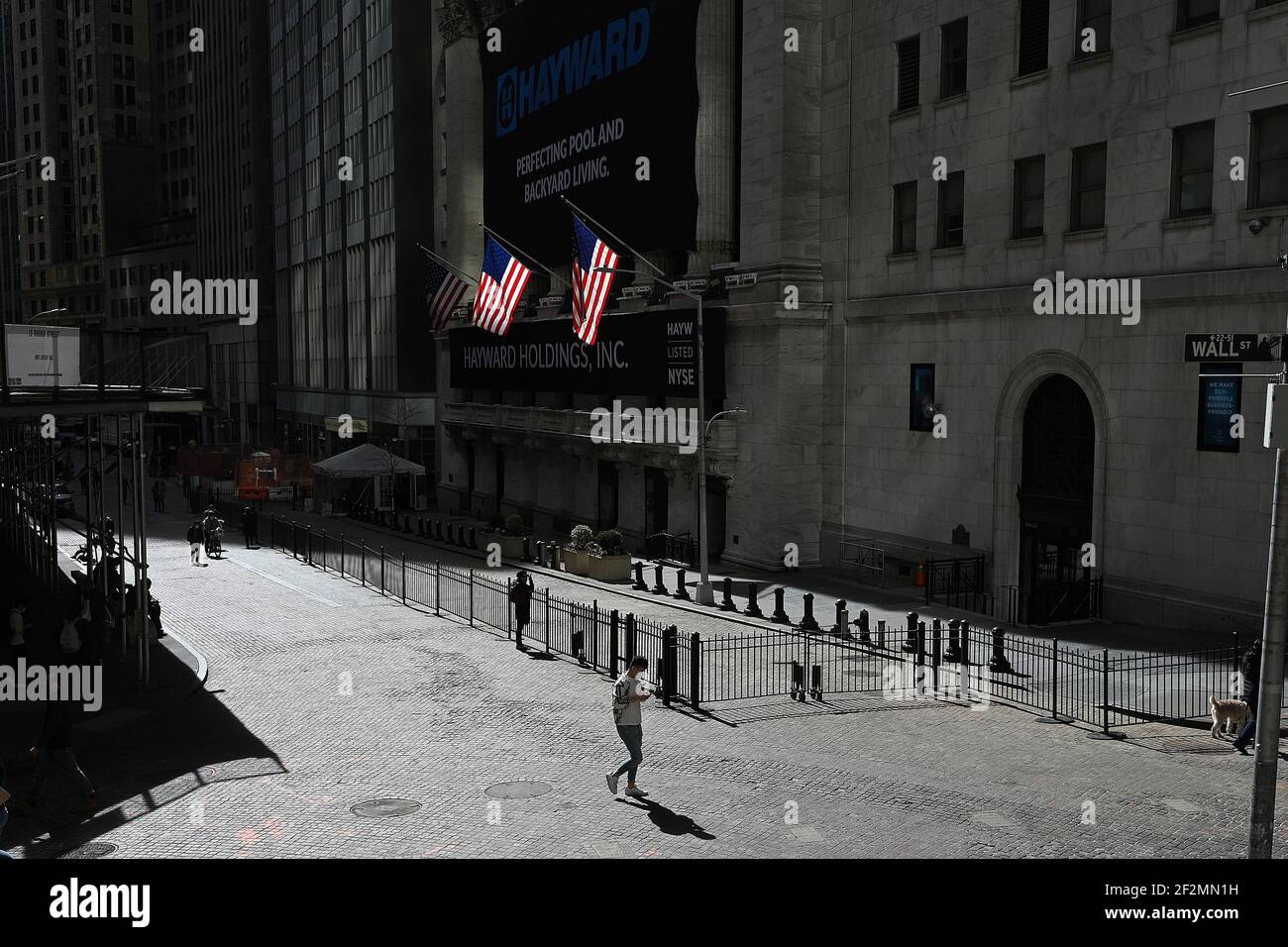 New York, USA. März 2021, 12th. Eine Person geht an der New Yorker Börse in New York, NY, 12. März 2021 vorbei. Präsident Biden hat gestern ein $1,9 Billionen COVID-19-Hilfspreispaket in Kraft gesetzt, nachdem es den Kongress genehmigt hatte. (Foto von Anthony Behar/Sipa USA) Quelle: SIPA USA/Alamy Live News Stockfoto