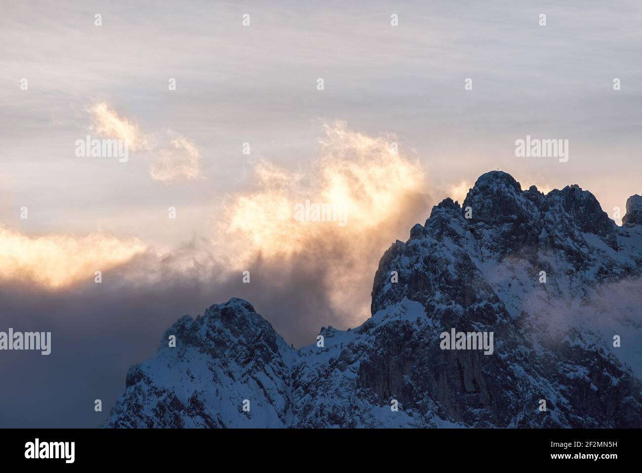 Westliche Karwendelspitze im Morgengrauen Stockfoto