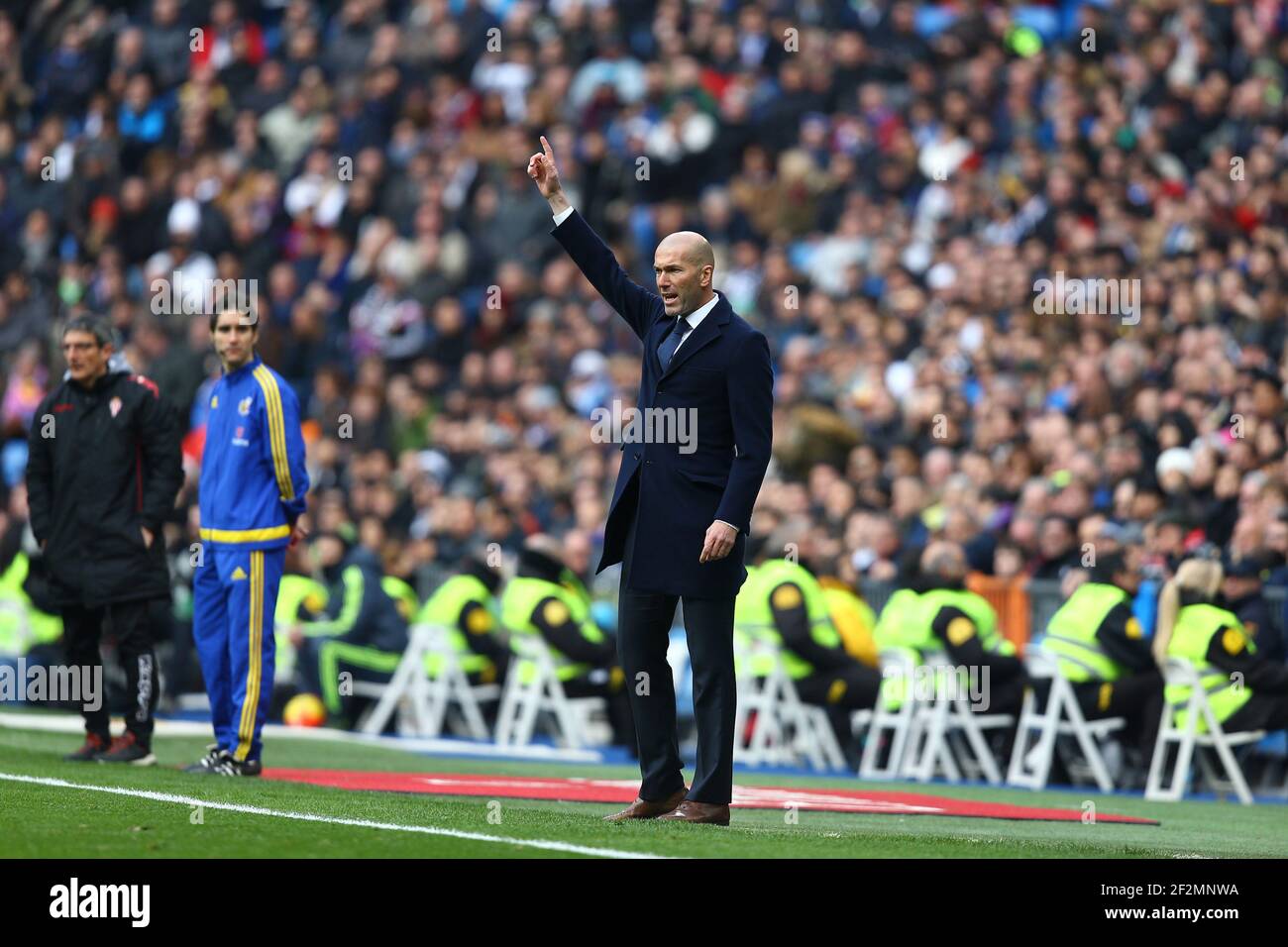 Cheftrainer Zinedine Zidane von Real Madrid während des Fußballspiels der spanischen Liga zwischen Real Madrid und RealSporting de Gijon am 17. Januar 2016 im Santiago Bernabeu Stadion in Madrid, Spanien. Foto Manuel Blondau/AOP Press/DPPI Stockfoto