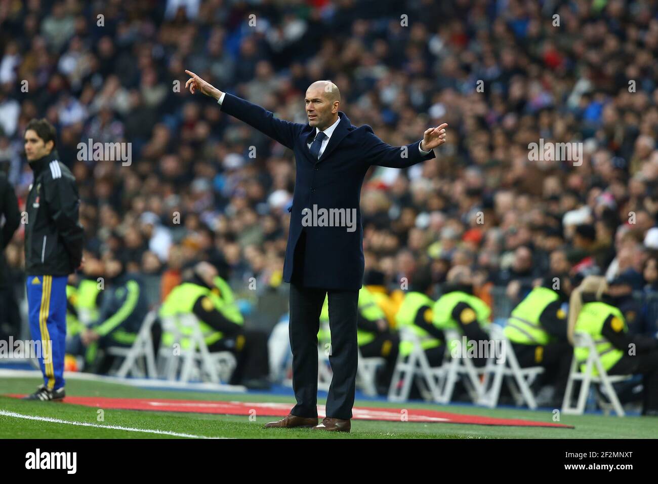 Cheftrainer Zinedine Zidane von Real Madrid während des Fußballspiels der spanischen Liga zwischen Real Madrid und RealSporting de Gijon am 17. Januar 2016 im Santiago Bernabeu Stadion in Madrid, Spanien. Foto Manuel Blondau/AOP Press/DPPI Stockfoto