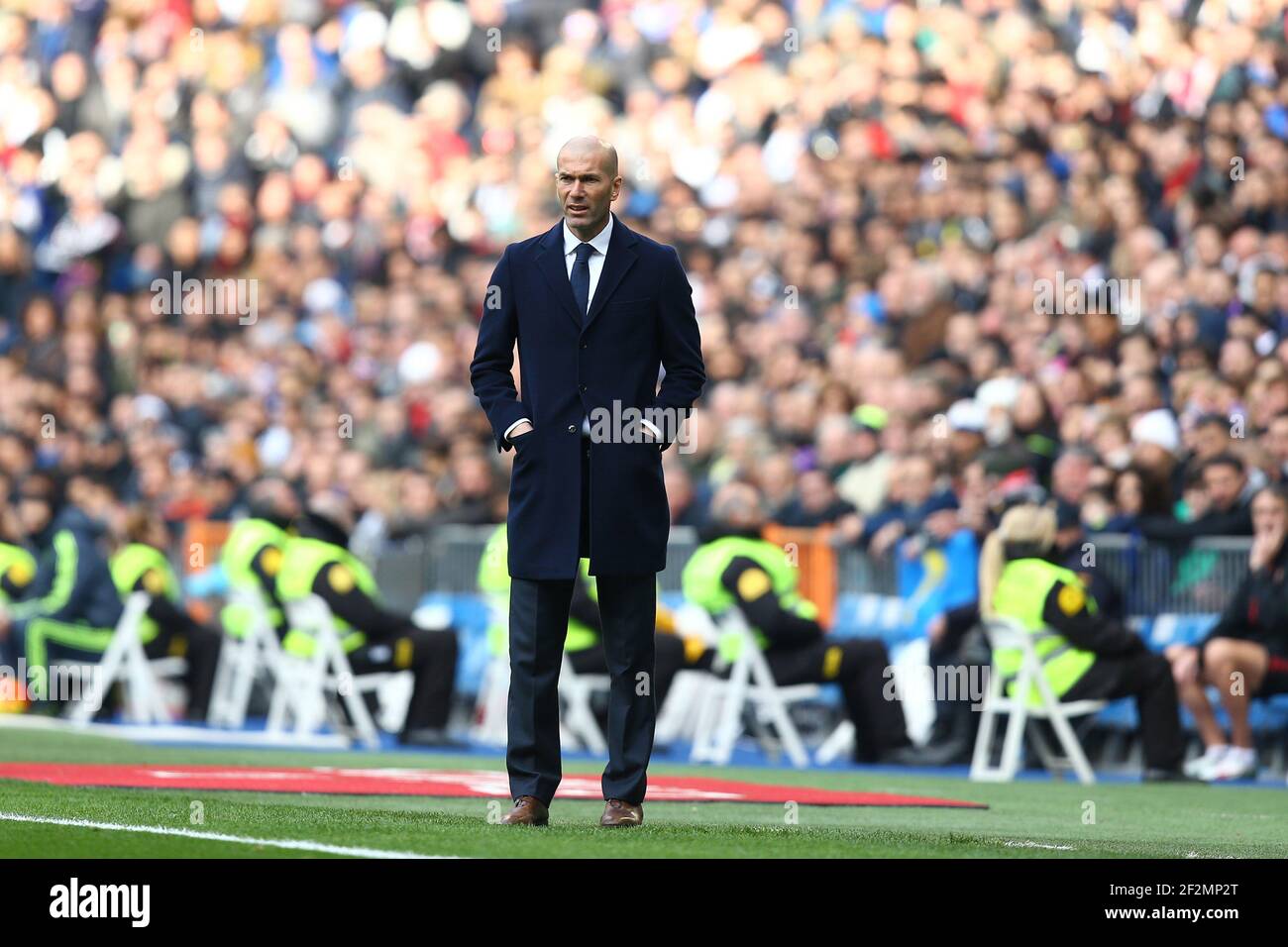 Cheftrainer Zinedine Zidane von Real Madrid während des Fußballspiels der spanischen Liga zwischen Real Madrid und Real Sporting de Gijon am 17. Januar 2016 im Santiago Bernabeu Stadion in Madrid, Spanien. Foto Manuel Blondau/AOP Press/DPPI Stockfoto