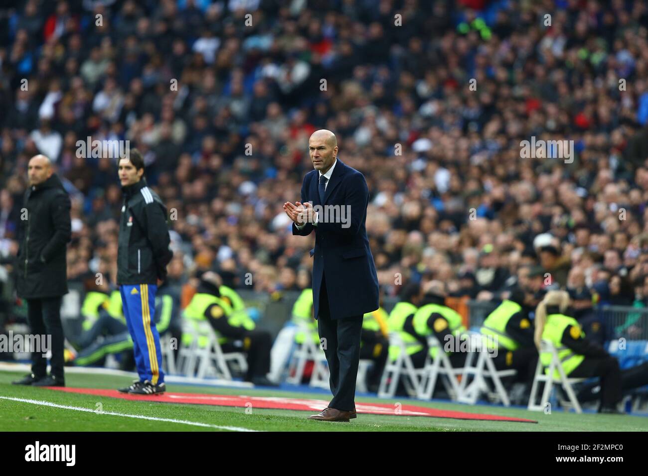 Cheftrainer Zinedine Zidane von Real Madrid während des Fußballspiels der spanischen Liga zwischen Real Madrid und Real Sporting de Gijon am 17. Januar 2016 im Santiago Bernabeu Stadion in Madrid, Spanien. Foto Manuel Blondau/AOP Press/DPPI Stockfoto