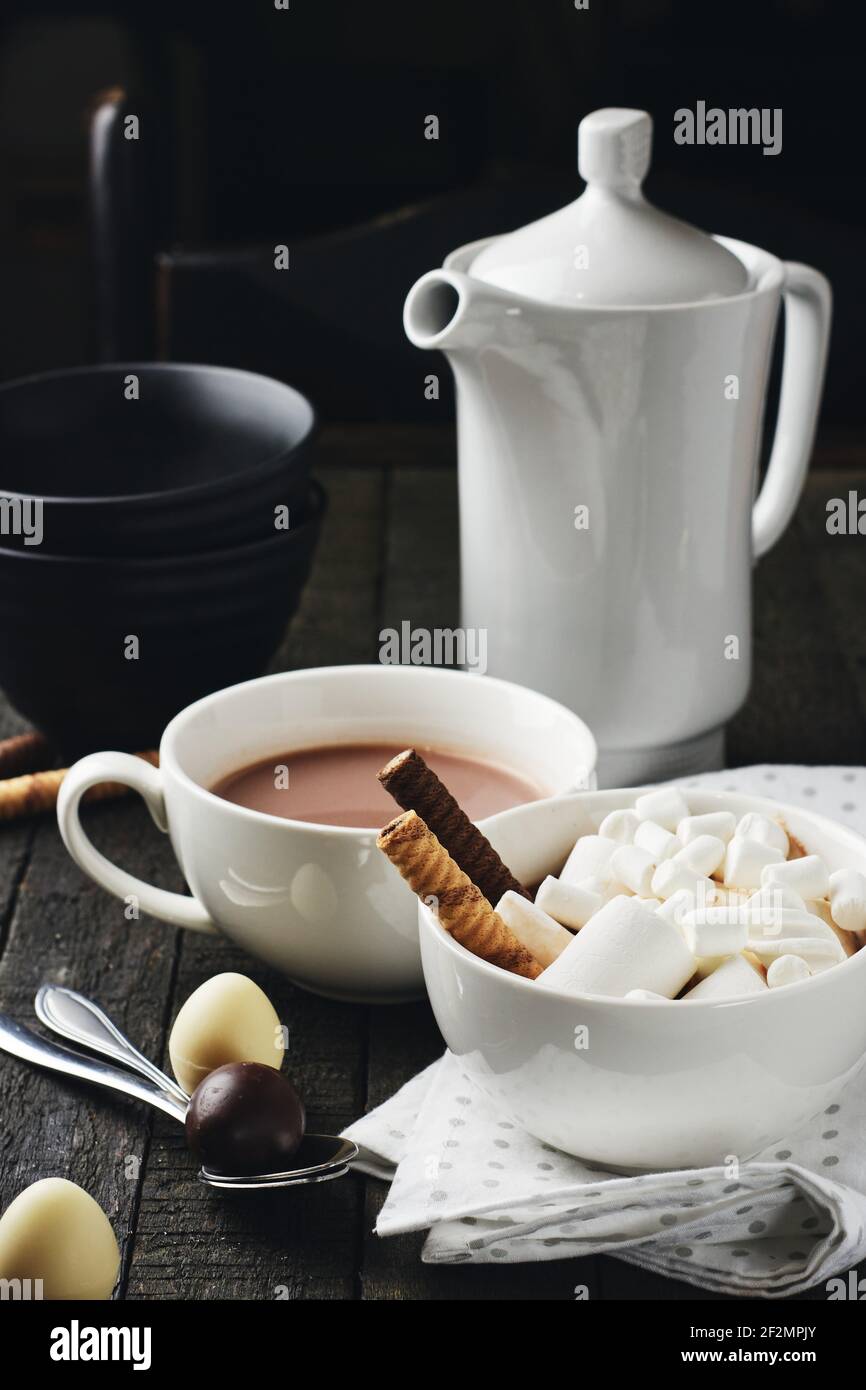 Zwei Tassen heiße Schokolade, Kakao mit Marshmallows auf einem dunklen Holztisch. Stockfoto