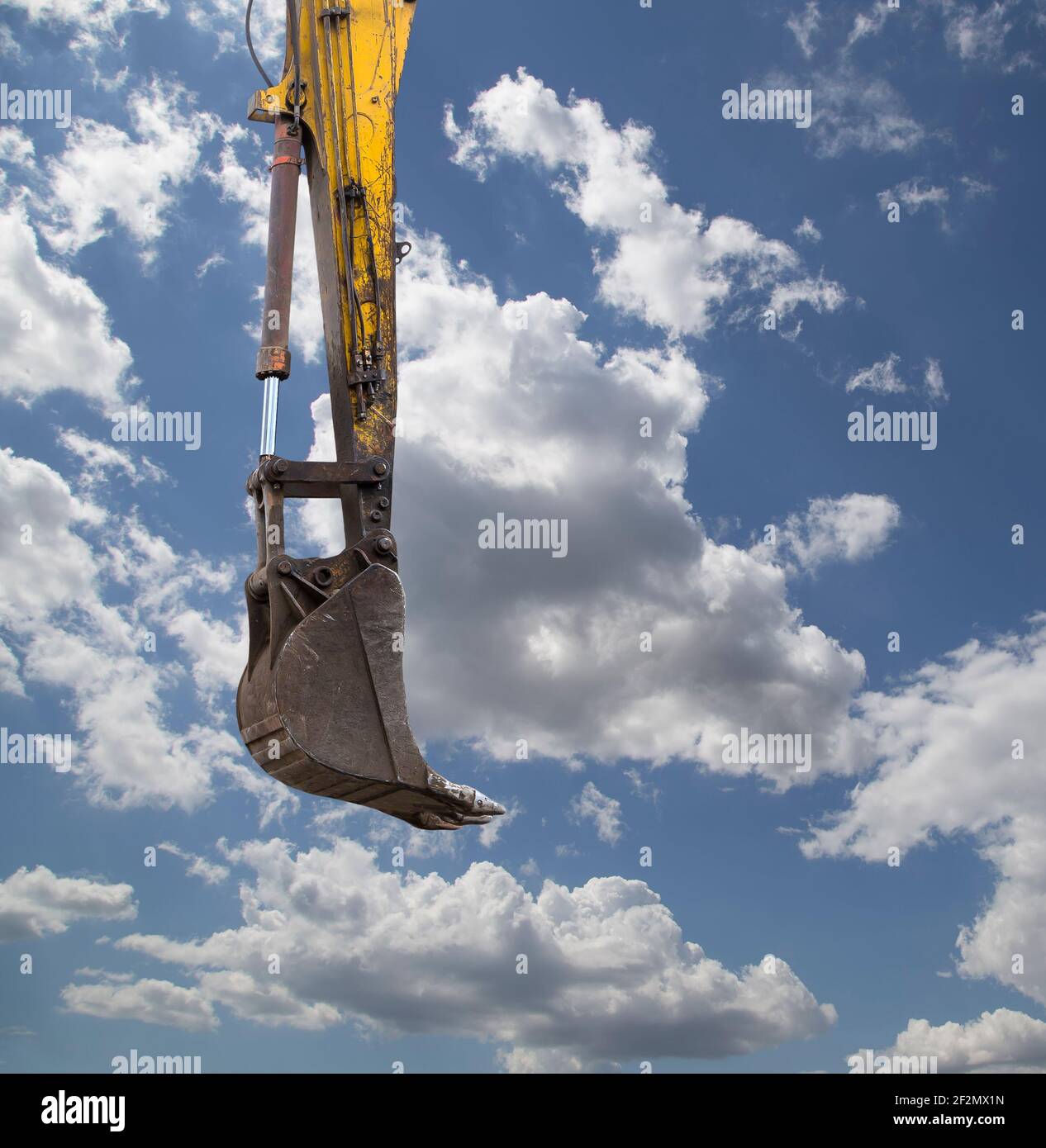 Bagger Eimer-- Baumaschinen, hohe und schwere Baumaschinen am Himmel mit Wolken Stockfoto