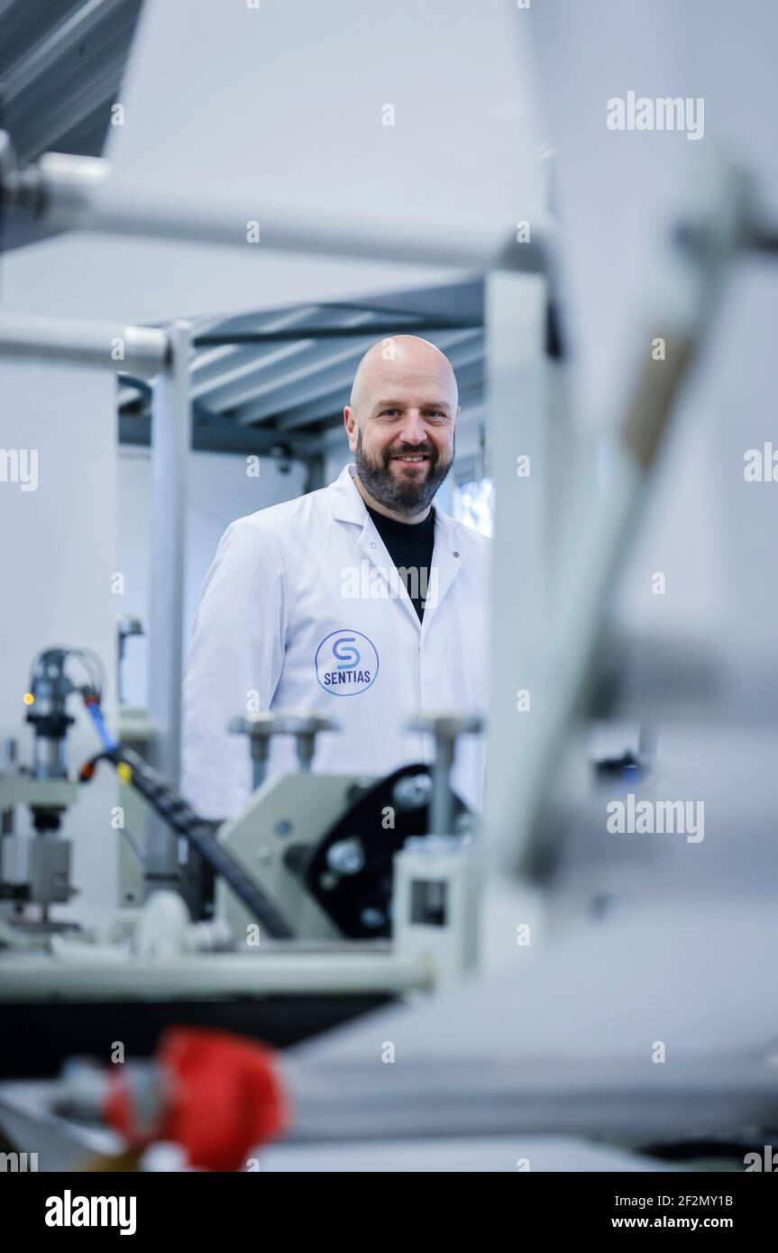 Wuppertal, Nordrhein-Westfalen, Deutschland - FFP2 Maskenproduktion Made in Germany bei Sentias German Care, Geschäftsführer Christian Vorbau in der Produktionshalle. Stockfoto