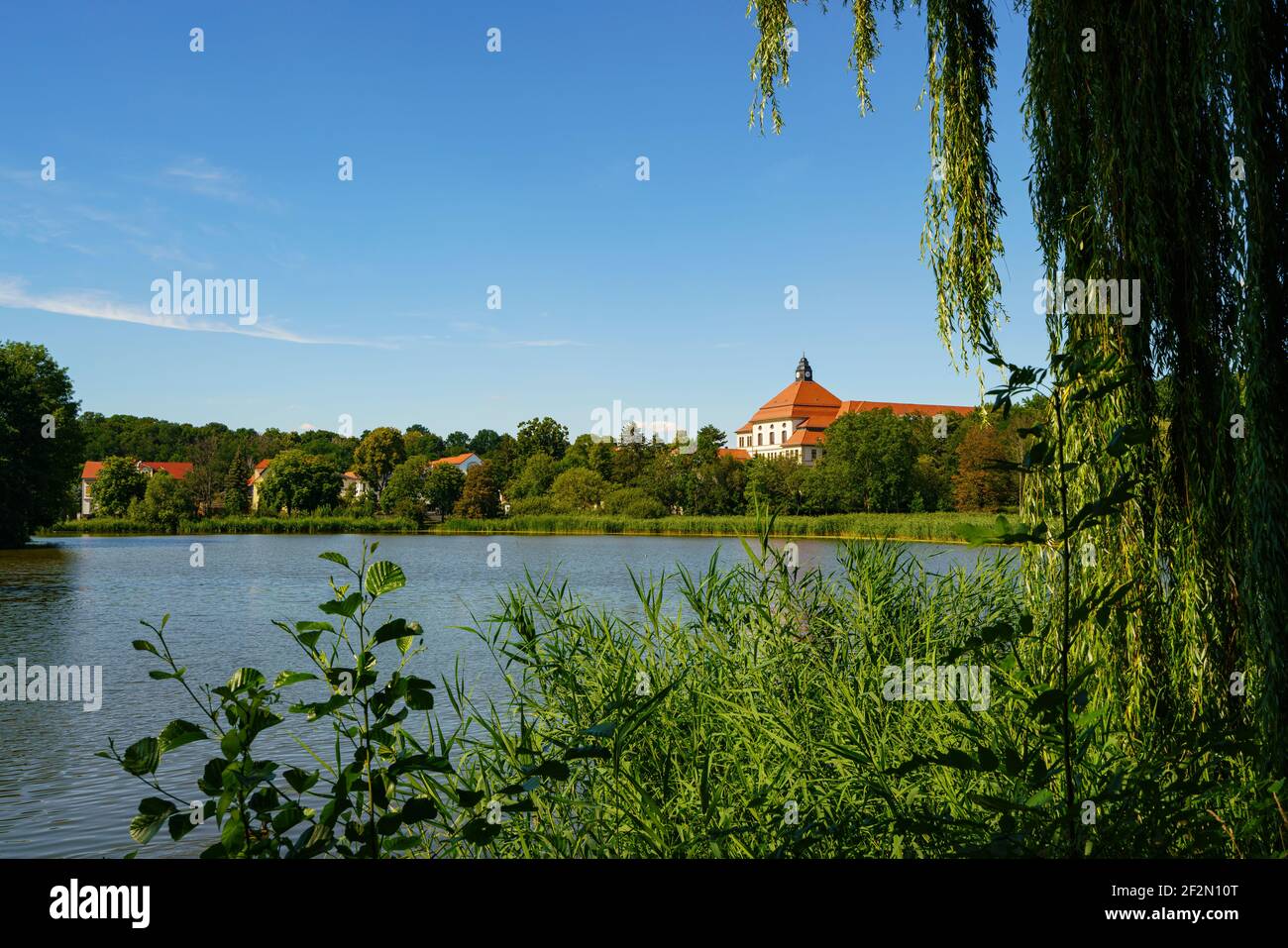 Die "Breite Teich" und das städtische Gymnasium in der Stadt Borna, Bezirk Leipzig, Sachsen, Deutschland Stockfoto