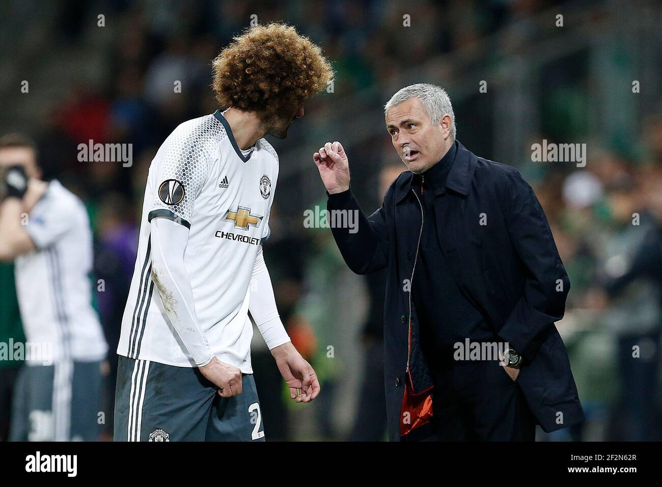 Der belgische Mittelfeldspieler Marouane Fellaini von Manchester United spricht mit dem portugiesischen Manager Jose Mourinho von Manchester United während des Fußballspiels der UEFA Europa League zwischen AS Saint-Etienne und Manchester United am 22. Februar 2017 im Geoffroy-Guichard-Stadion in Saint-Etienne, Frankreich - Foto Benjamin Cremel / DPPI Stockfoto