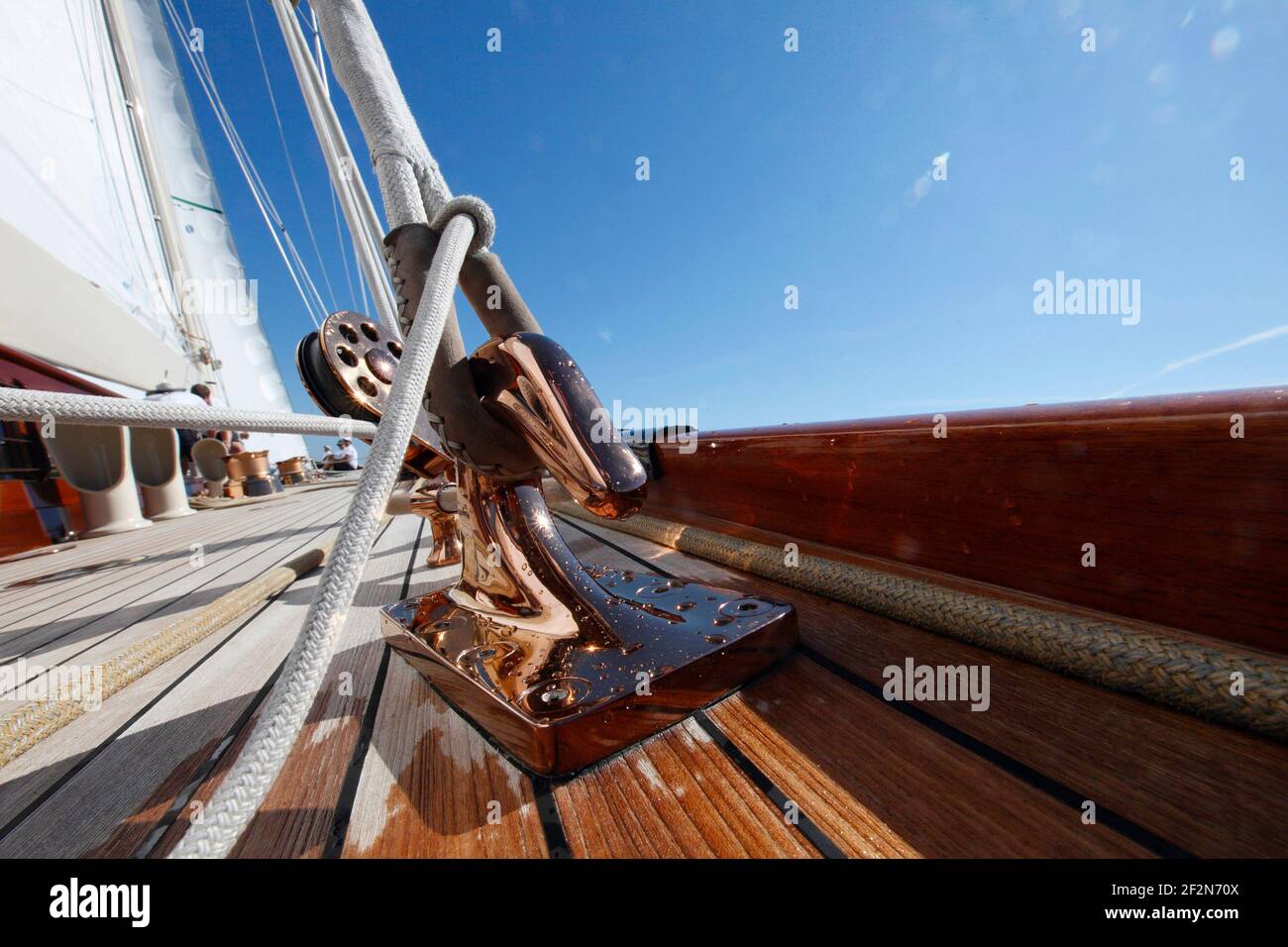 SEGELN - an Bord Shamrock V (JK3) während der Regates Royales in Cannes (FRA) - FOTO : CHRISTOPHE LAUNAY / DPPI - Shamrock V wurde 1930 für Sir Thomas Liptons fünfte und letzte America's Cup Challenge gebaut. Entworfen von Nicholson, war sie die erste britische Yacht, die nach der neuen J Klasse Rule gebaut wurde und ist die einzige verbliebene J, die in Holz gebaut wurde Stockfoto