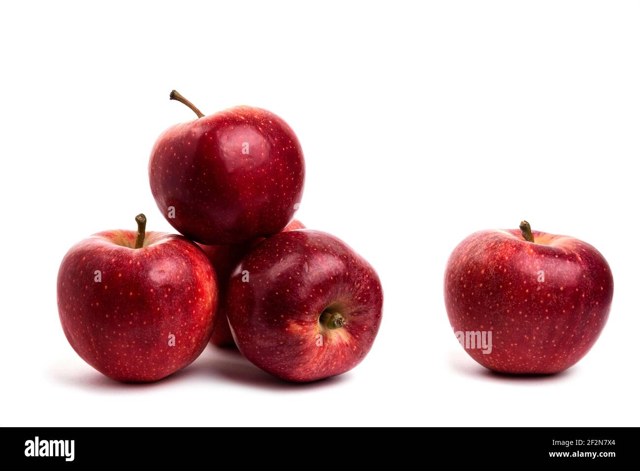 Leckere rote Äpfel, die isoliert auf weißem Hintergrund Stockfoto
