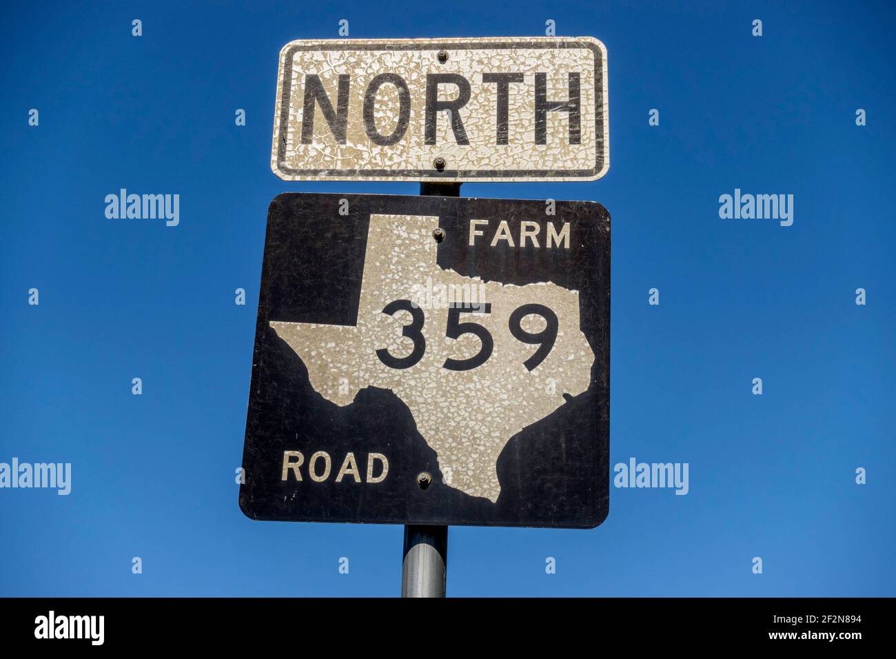 Farm Road Schild auf einer Autobahn in Texas Stockfoto