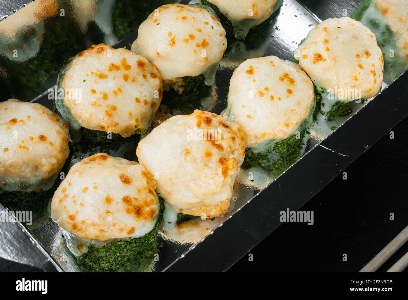 Sushi Roll Delivery Set, auf schwarzem Stein Hintergrund Stockfoto