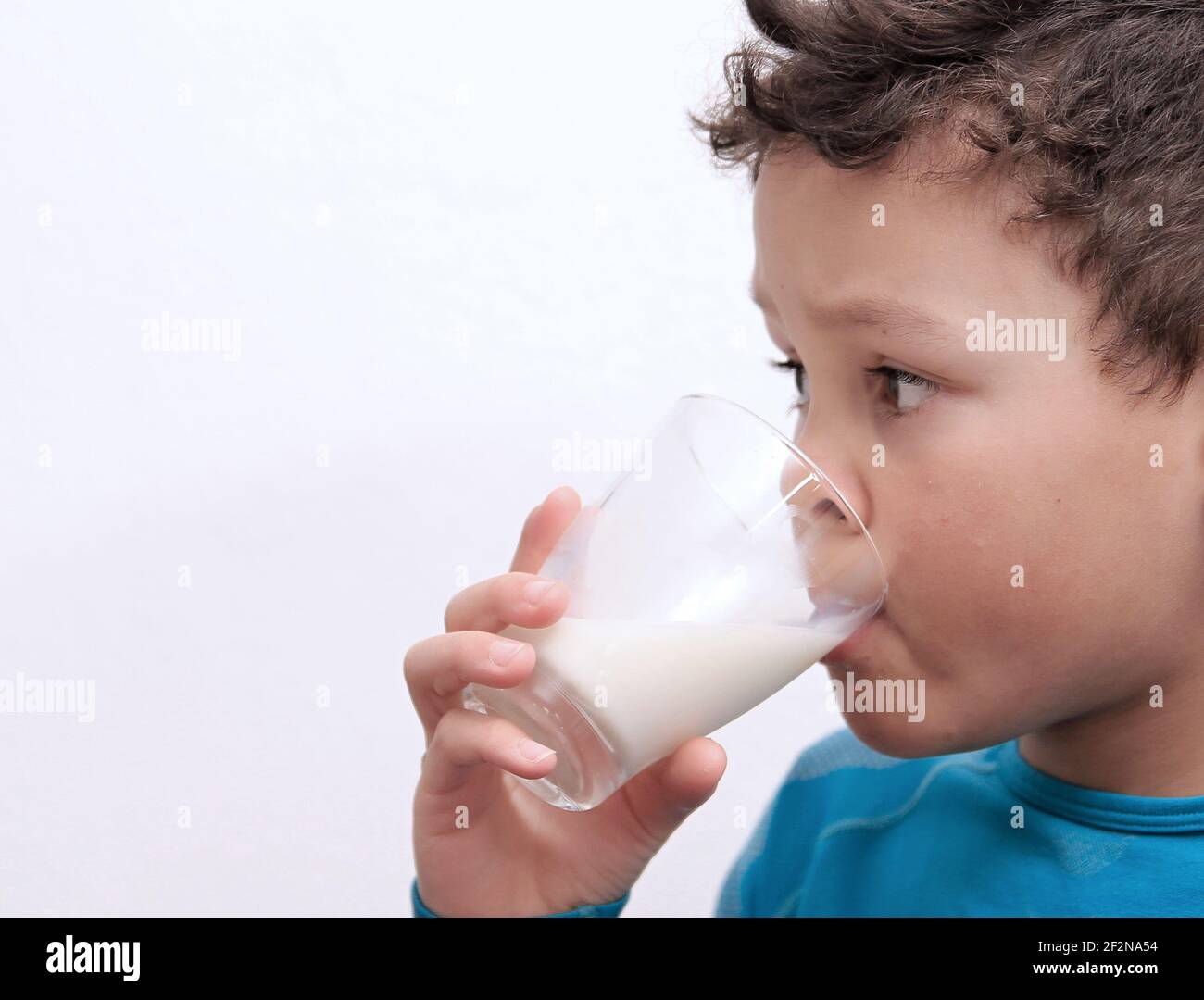 Junge trinkende Milch zum Frühstück auf weißem Hintergrund Stock Foto Stockfoto