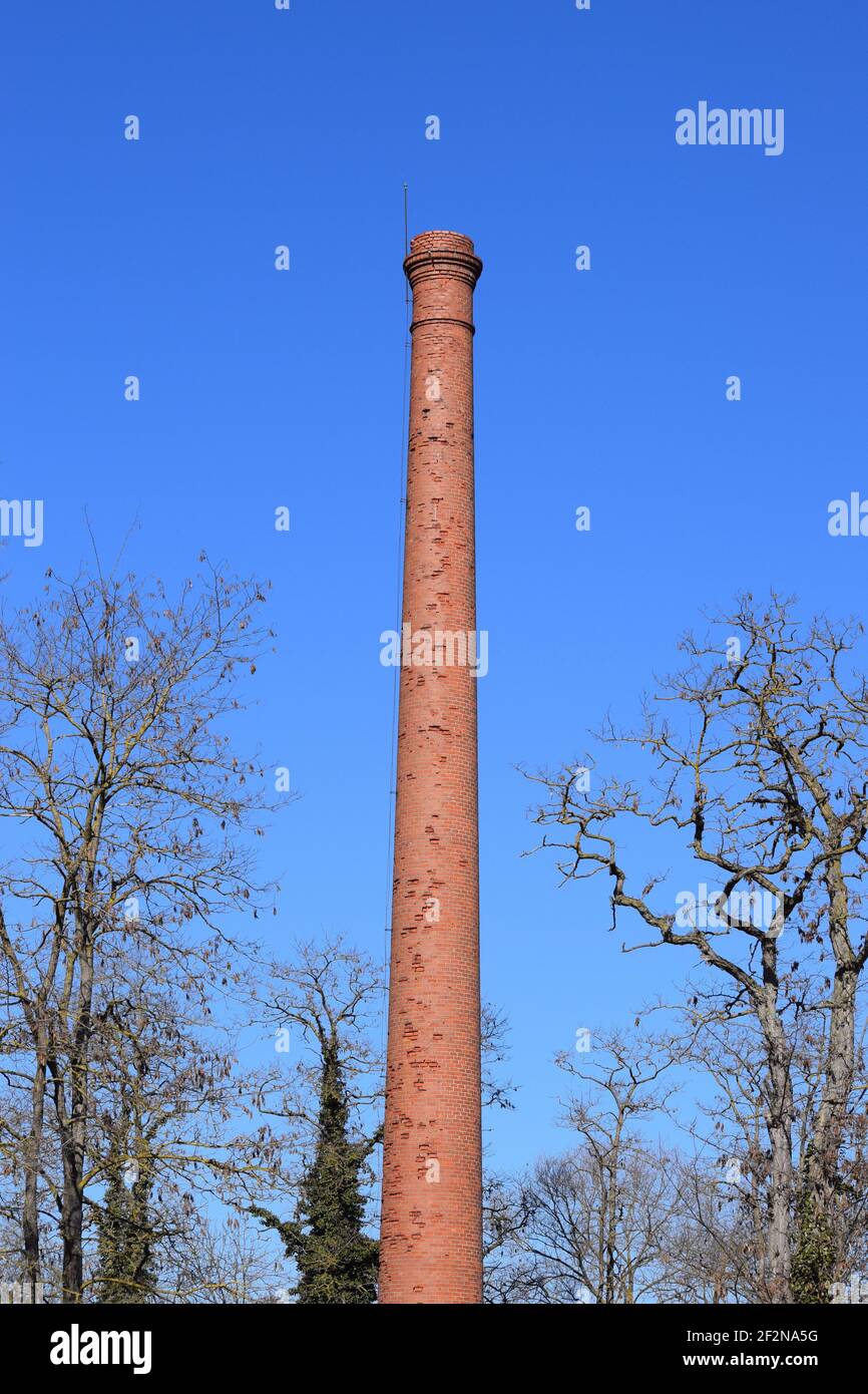 Ein großer, freistehender, stillstehender Industriekamin Stockfoto