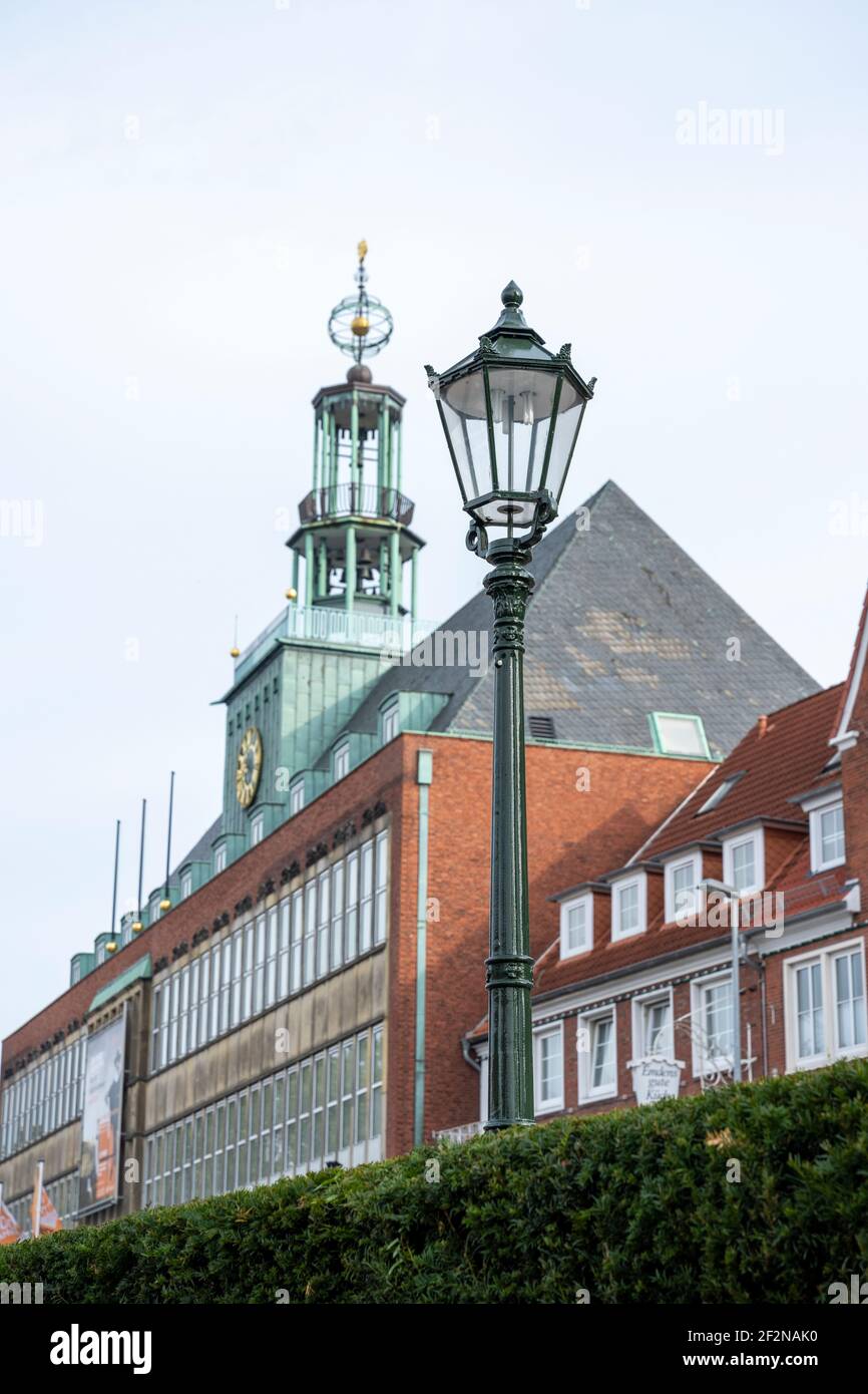Deutschland, Niedersachsen, Ostfriesland, Emden, das Rathaus von der Ratsdelft aus gesehen. Stockfoto