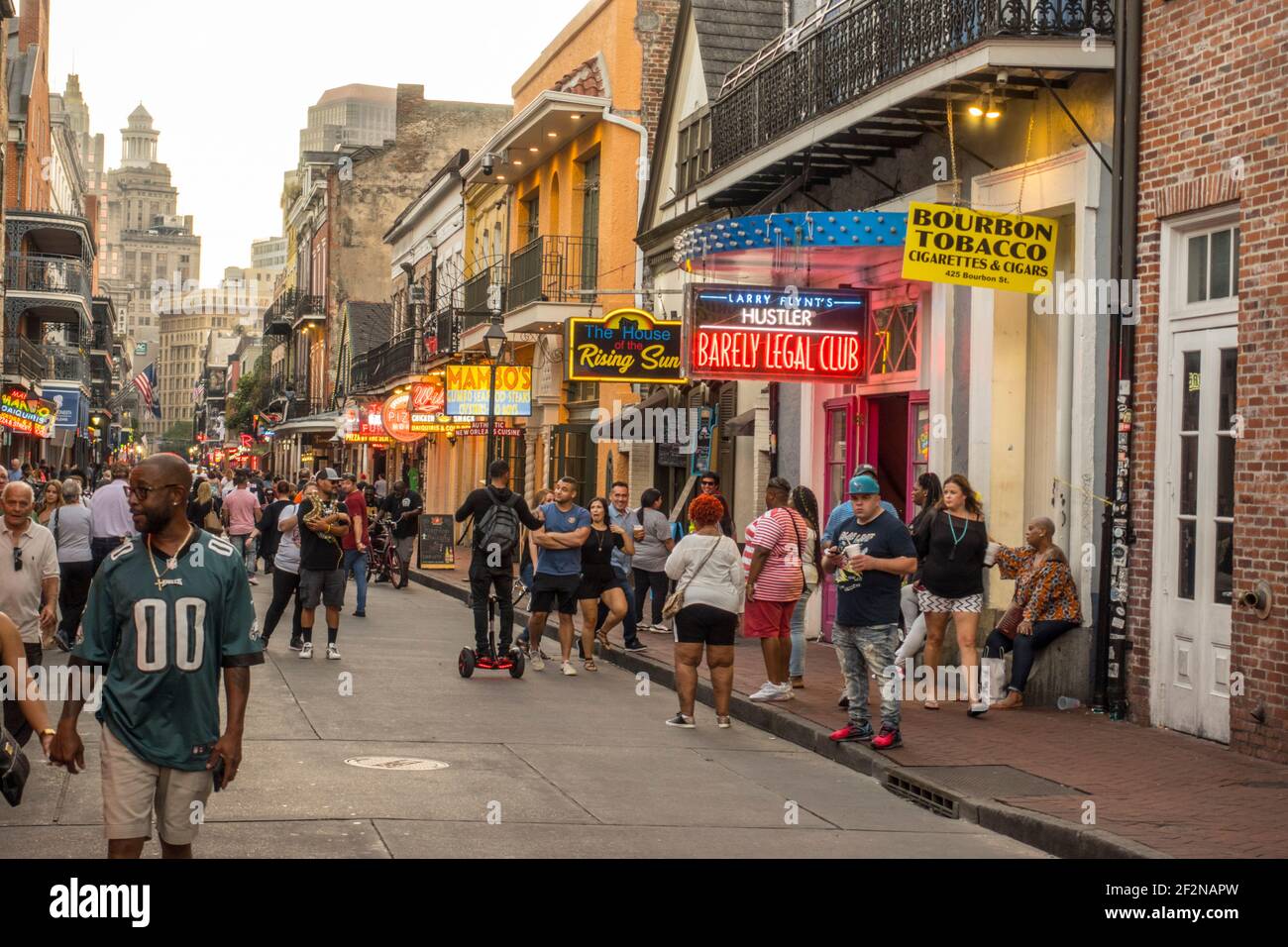 Touristen auf Bourbon st New Orleans Louisiana Stockfoto