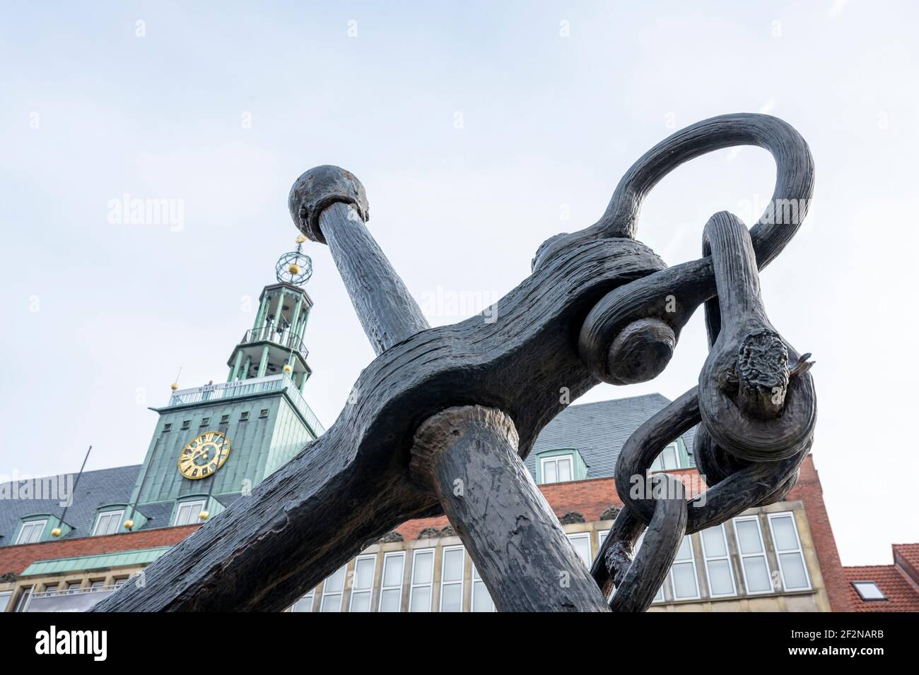 Deutschland, Niedersachsen, Ostfriesland, Emden, Anker an der Ratsdelft, im Hintergrund das Rathaus. Stockfoto