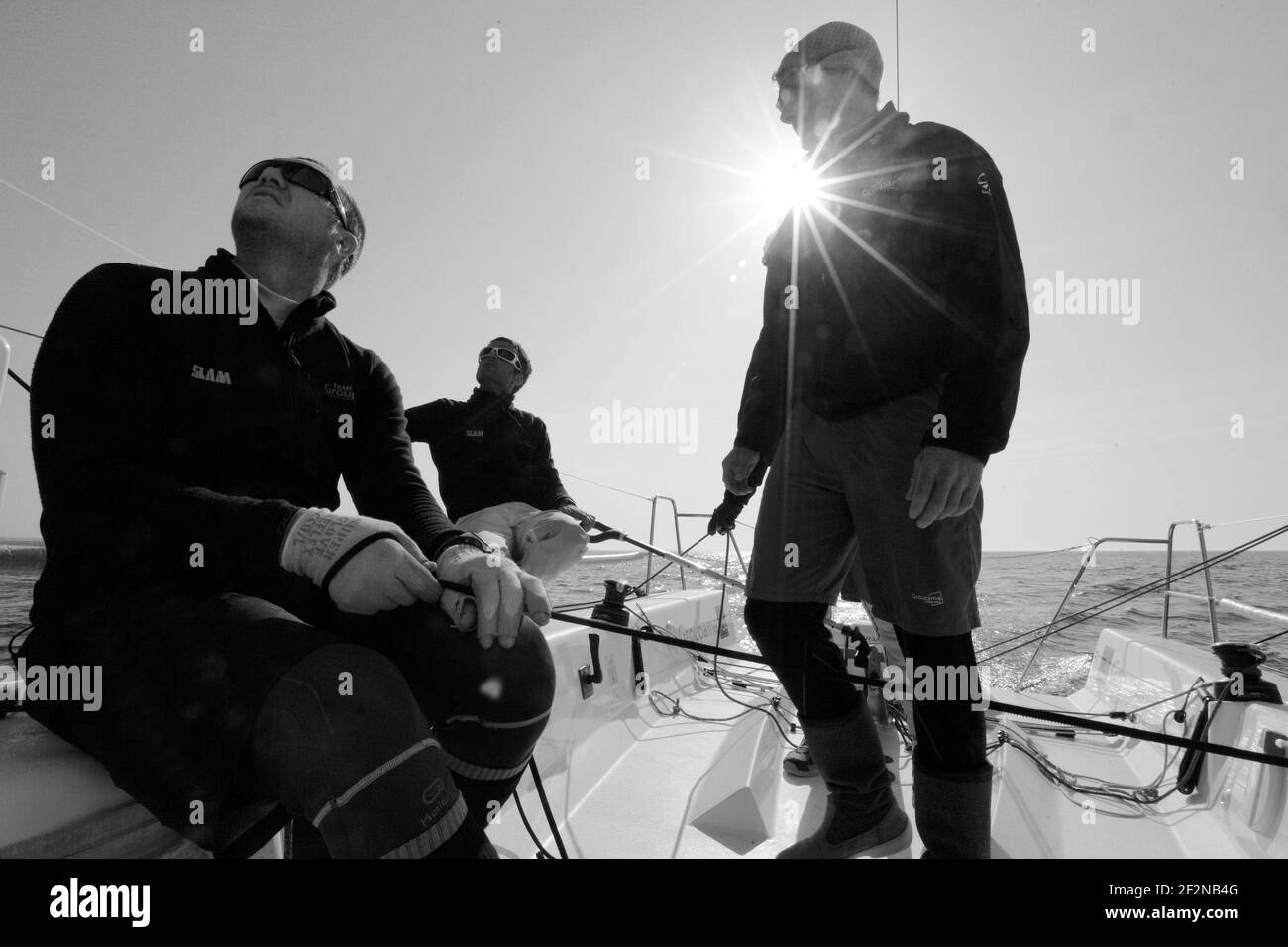 SEGELN - GROUPAMA M34 TRAINING - LA TRINITE SUR MER (FRA) - 20/04/2011 - FOTO : CHRISTOPHE LAUNAY / DPPITrainingseinheit für Franck Cammas und Groupama Sailing Team am M34 vor dem SPI Ouest Stockfoto