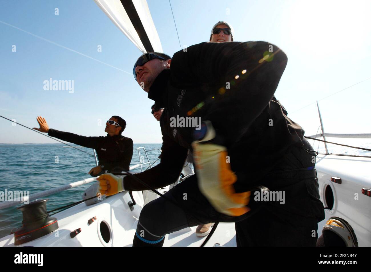 SEGELN - GROUPAMA M34 TRAINING - LA TRINITE SUR MER (FRA) - 20/04/2011 - FOTO : CHRISTOPHE LAUNAY / DPPITrainingseinheit für Franck Cammas und Groupama Sailing Team am M34 vor dem SPI Ouest Stockfoto