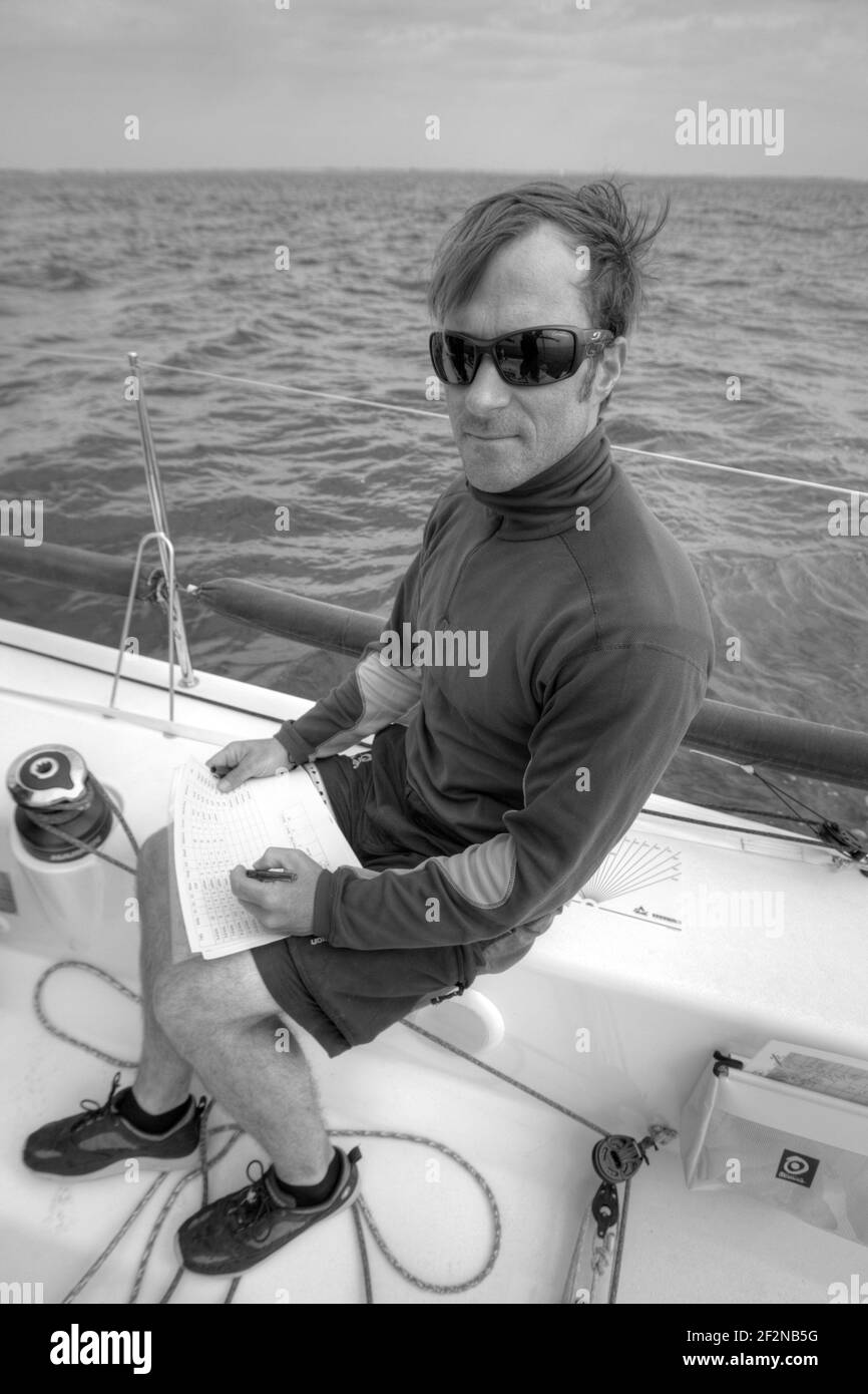 SEGELN - OMAN SAIL M34 TRAINING - LA TRINITE SUR MER (FRA) - 21/04/2011 - FOTO : CHRISTOPHE LAUNAY / DPPITrainingseinheit für das Oman Sail Sail Sailing Team am M34 vor dem SPI Ouest Stockfoto