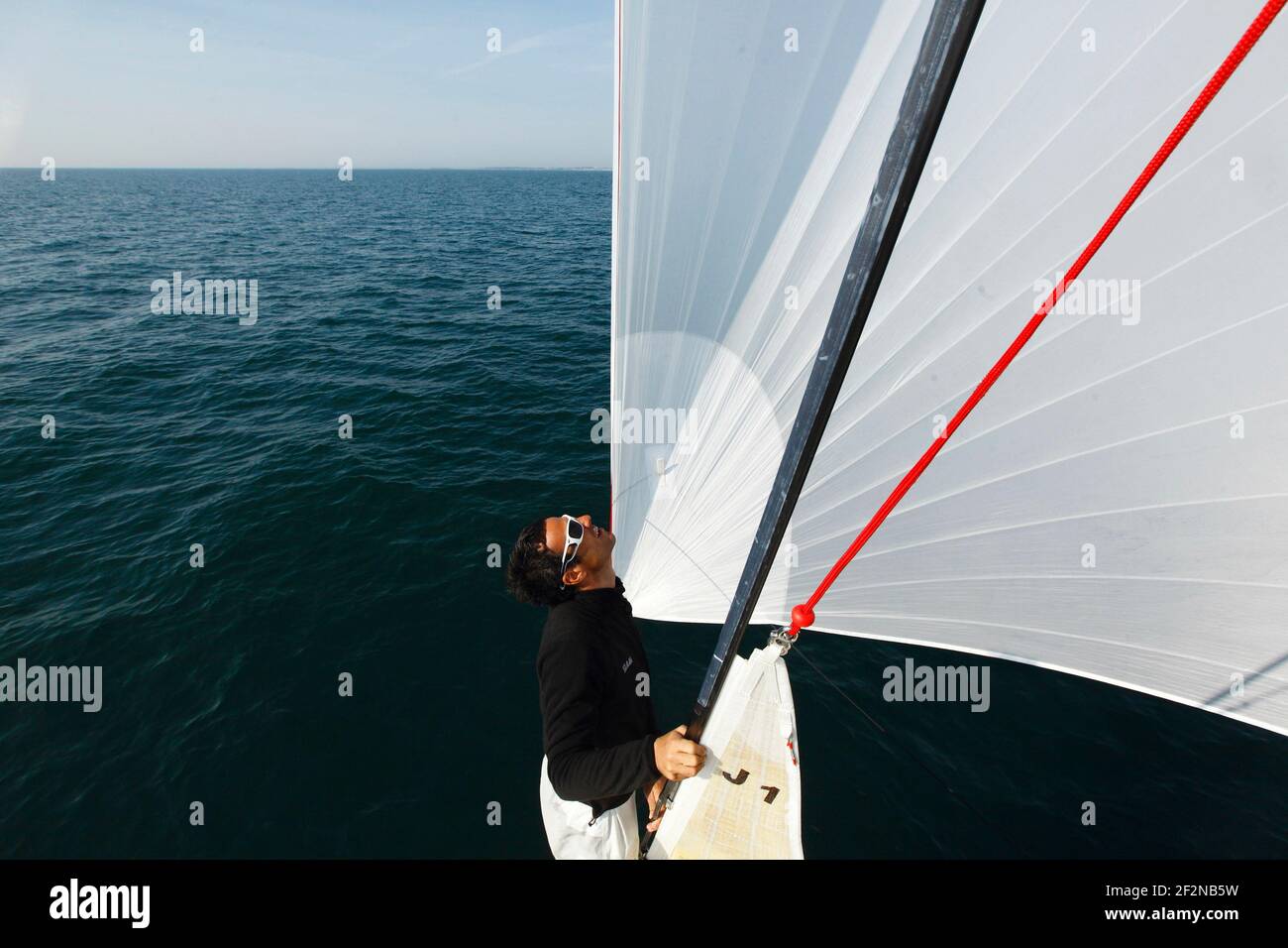 SEGELN - GROUPAMA M34 TRAINING - LA TRINITE SUR MER (FRA) - 20/04/2011 - FOTO : CHRISTOPHE LAUNAY / DPPITrainingseinheit für Franck Cammas und Groupama Sailing Team am M34 vor dem SPI Ouest Stockfoto