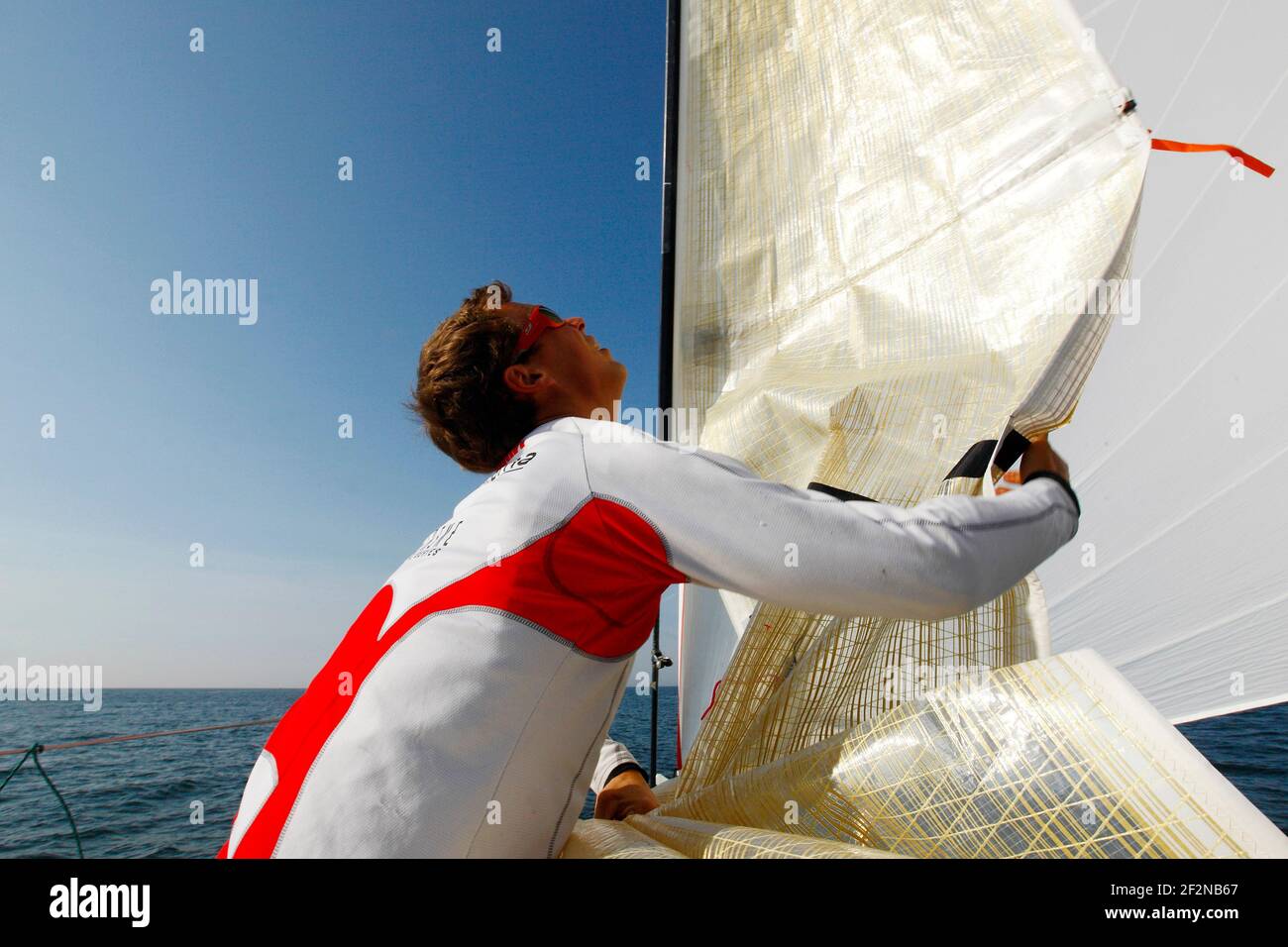SEGELN - GROUPAMA M34 TRAINING - LA TRINITE SUR MER (FRA) - 20/04/2011 - FOTO : CHRISTOPHE LAUNAY / DPPITrainingseinheit für Franck Cammas und Groupama Sailing Team am M34 vor dem SPI Ouest Stockfoto