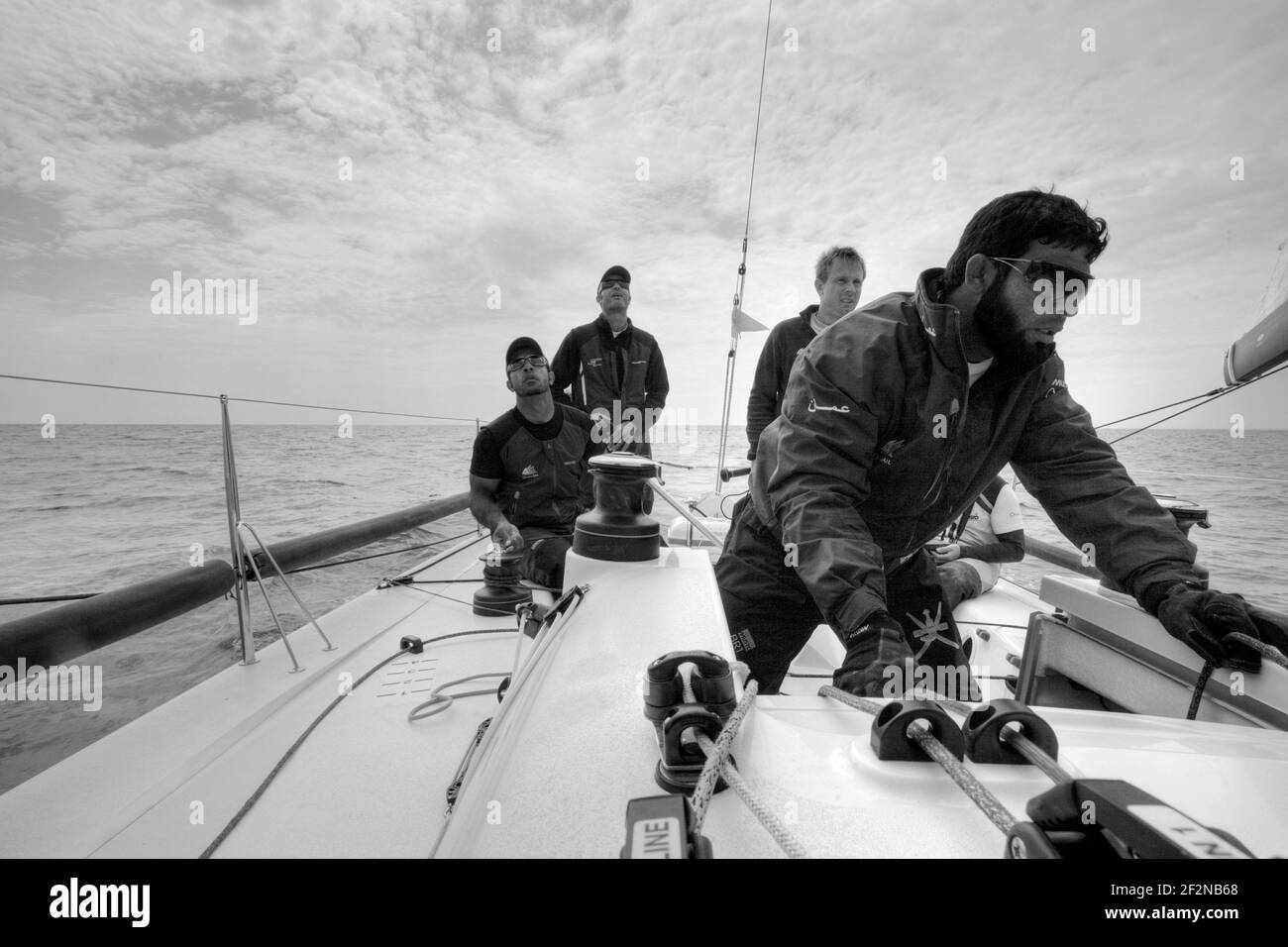 SEGELN - OMAN SAIL M34 TRAINING - LA TRINITE SUR MER (FRA) - 21/04/2011 - FOTO : CHRISTOPHE LAUNAY / DPPITrainingseinheit für das Oman Sail Sail Sailing Team am M34 vor dem SPI Ouest Stockfoto