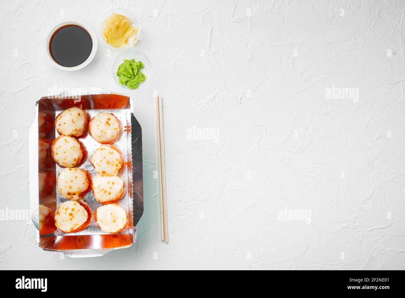 Sushi Roll Delivery Set, auf weißem Stein Hintergrund, Draufsicht flach legen, mit Copyspace und Platz für Text Stockfoto