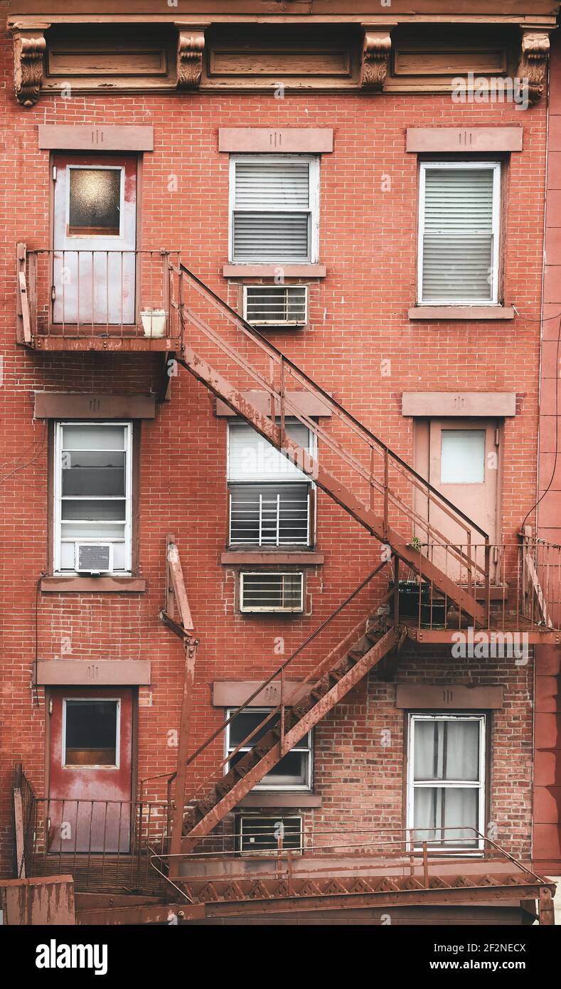 Altes gemauertes Mietshaus mit Feuerschutz, New York City, USA. Stockfoto