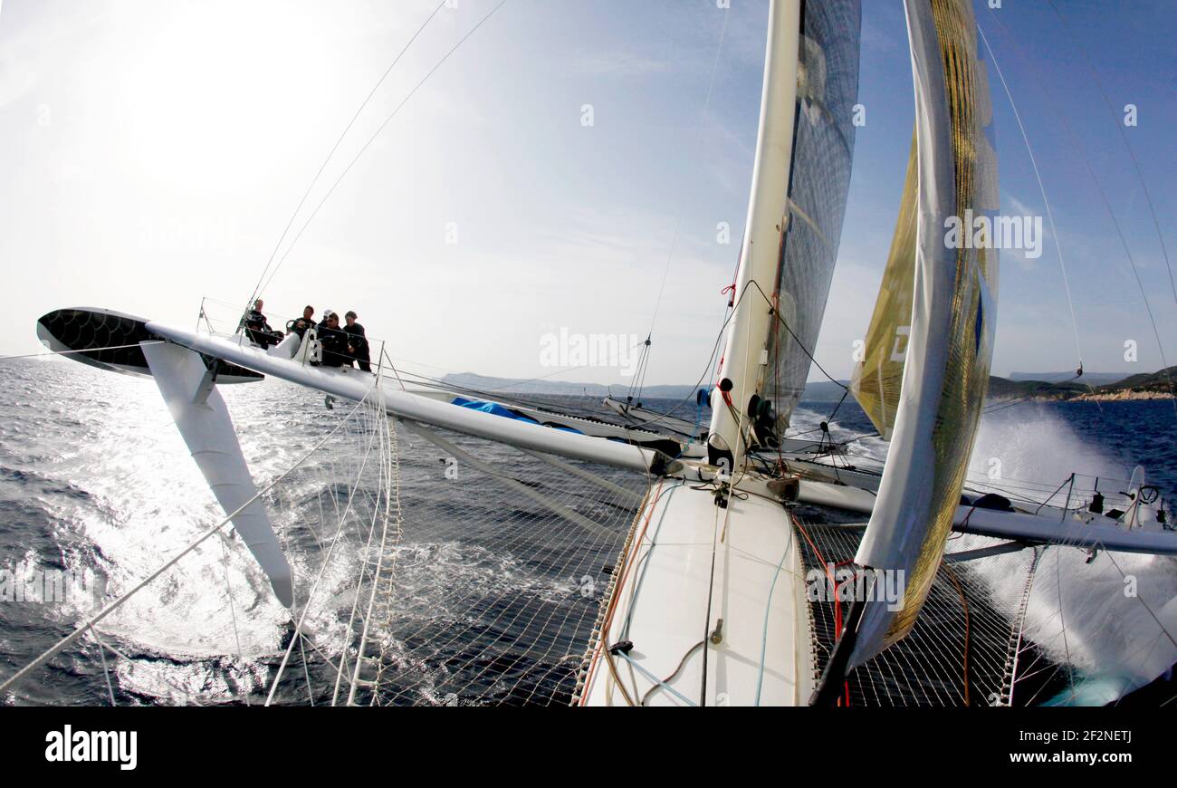 An Bord der L?Hydroptère DCNS Alain Thébault und seine Crew (Yves Parlier, Jean le Cam, Jacques Vincent, Luc Alphand) während der ersten Testreihe auf dem Mittelmeer, bevor sie im nächsten Sommer versuchen, den Grenzrekord zwischen Los Angeles und Honolulu zu schlagen. La Ciotat in den Bouches-du-Rhône, Provence-Alpes-Côte d'Azur, Frankreich. ( HTTP://HYDROPTERE.COM/NEWS/466/98/CORDEE-DE-LEGENDE/ ) FOTO CHRISTOPHE LAUNAY / DPPI Stockfoto