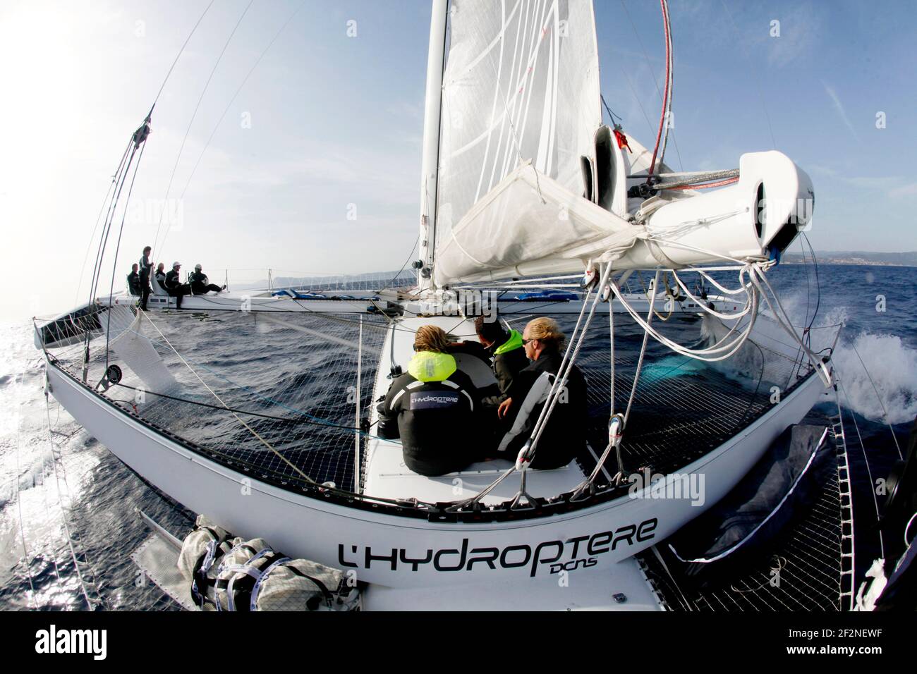 An Bord der L?Hydroptère DCNS Alain Thébault und seine Crew (Yves Parlier, Jean le Cam, Jacques Vincent, Luc Alphand) während der ersten Testreihe auf dem Mittelmeer, bevor sie im nächsten Sommer versuchen, den Grenzrekord zwischen Los Angeles und Honolulu zu schlagen. La Ciotat in den Bouches-du-Rhône, Provence-Alpes-Côte d'Azur, Frankreich. ( HTTP://HYDROPTERE.COM/NEWS/466/98/CORDEE-DE-LEGENDE/ ) FOTO CHRISTOPHE LAUNAY / DPPI Stockfoto