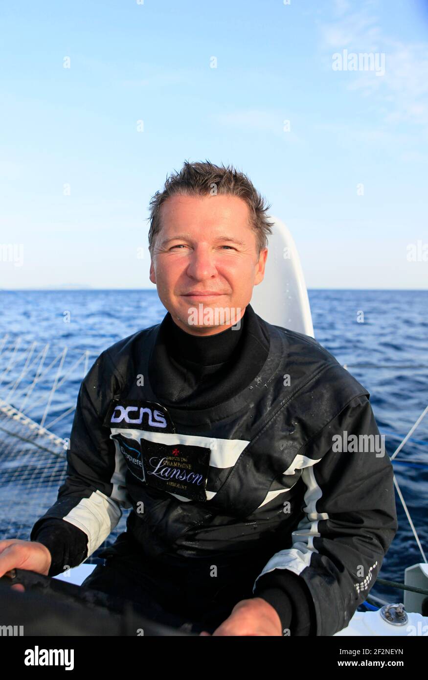 An Bord der L?Hydroptère DCNS Alain Thébault und seine Crew (Yves Parlier, Jean le Cam, Jacques Vincent, Luc Alphand) während der ersten Testreihe auf dem Mittelmeer, bevor sie im nächsten Sommer versuchen, den Grenzrekord zwischen Los Angeles und Honolulu zu schlagen. La Ciotat in den Bouches-du-Rhône, Provence-Alpes-Côte d'Azur, Frankreich. ( http://hydroptere.com/news/466/98/Cordee-de-legende/ ) Alain Thébault - FOTO CHRISTOPHE LAUNAY / DPPI Stockfoto