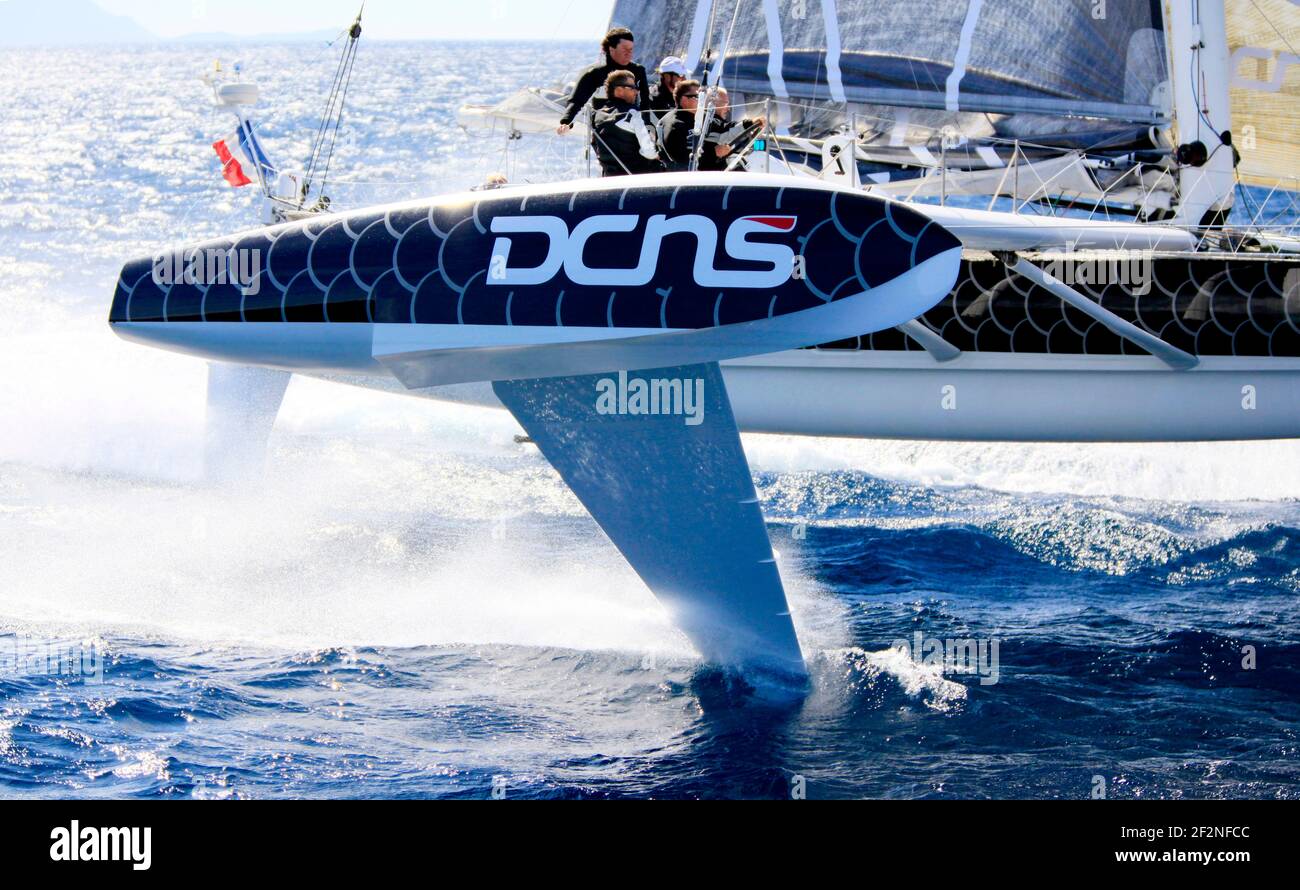 Luftaufnahmen von L?Hydroptère DCNS, Alain Thébault und seiner Crew (Yves Parlier, Jean le Cam, Jacques Vincent, Luc Alphand) während der ersten Testreihe auf dem Mittelmeer, bevor sie versuchen, den Pacific Crossing Rekord zwischen Los Angeles und Honolulu im nächsten Sommer zu schlagen. La Ciotat in den Bouches-du-Rhône, Provence-Alpes-Côte d'Azur, Frankreich. ( HTTP://HYDROPTERE.COM/NEWS/466/98/CORDEE-DE-LEGENDE/ ) FOTO CHRISTOPHE LAUNAY / DPPI Stockfoto