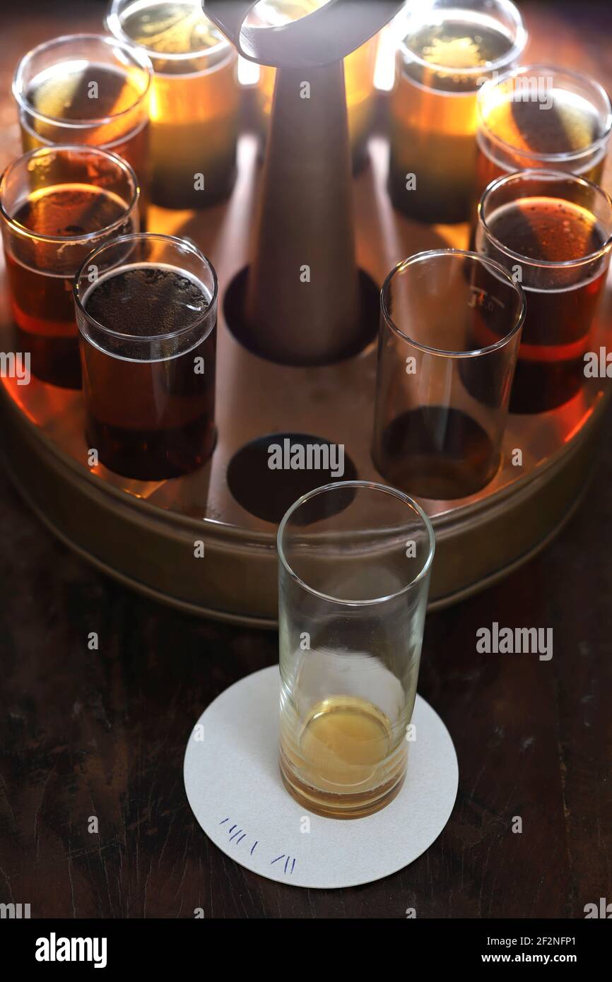 Leeres Koelschglas im Brauereikneipe. Koelsch ist ein Spezialbier aus Köln. Stockfoto