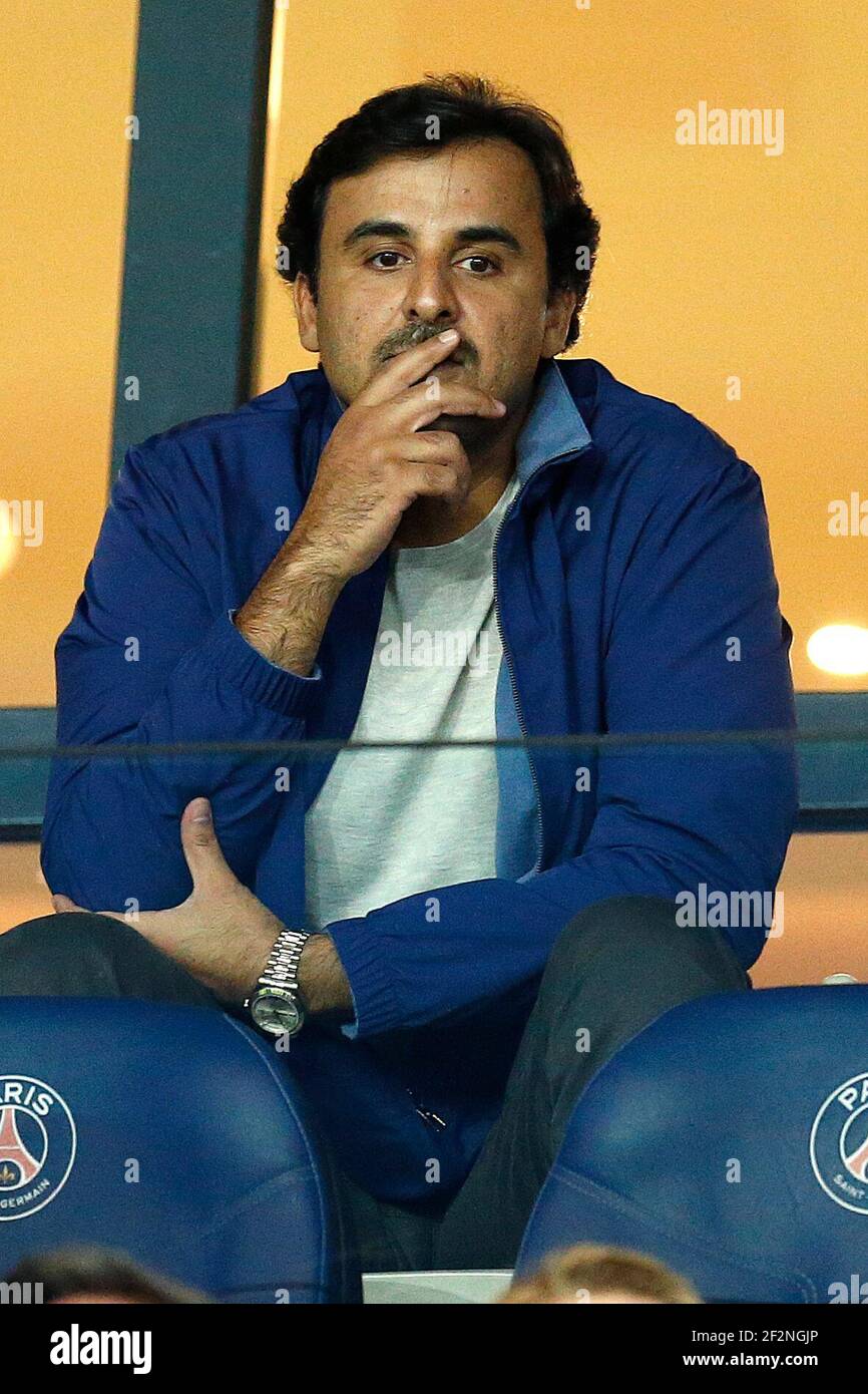 Emir von Katar Tamim Al-Thani nimmt am 9. April 2017 am Fußballspiel der französischen Ligue 1 zwischen Paris Saint-Germain und EA Guingamp im Stadion Parc des Princes in Paris Teil - Foto Benjamin Cremel / DPPI Stockfoto
