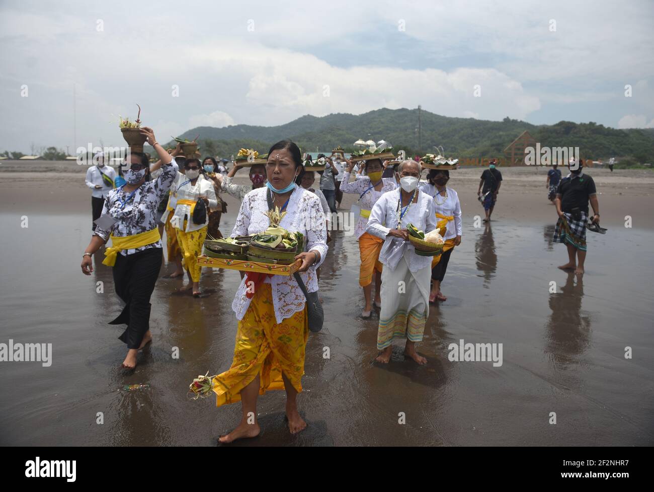 Die Menschen in Yogyakarta führen die Melasti-Zeremonie durch und halten sich an verschiedene Gesundheitsprotokolle aufgrund von Covid 19. Melasti ist eine hinduistische balinesische Reinigung ce Stockfoto