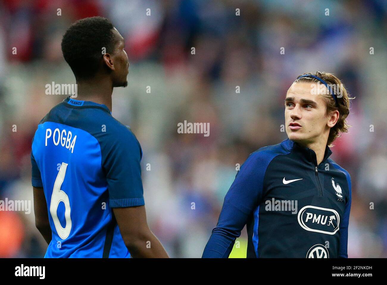 Frankreichs Stürmer Antoine Griezmann spricht mit Frankreichs Mittelfeldspieler Paul Pogba während des Freundschaftsspiels zwischen Frankreich und England am 13. Juni 2017 im Stade de France in Saint-Denis, Frankreich - Foto Benjamin Cremel / DPPI Stockfoto